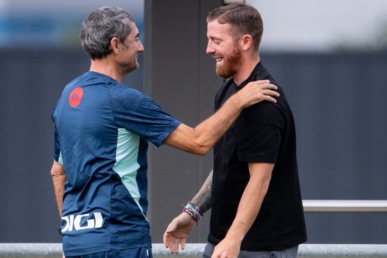 Ernesto Valverde saluda a Iker Muniain, de visita en Lezama.