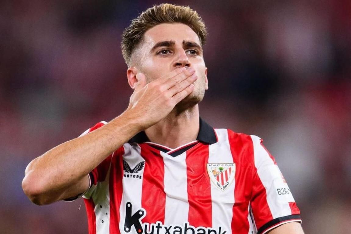 Beso de Robert Navarro tras marcar ante el Sevilla FC en San Mamés.