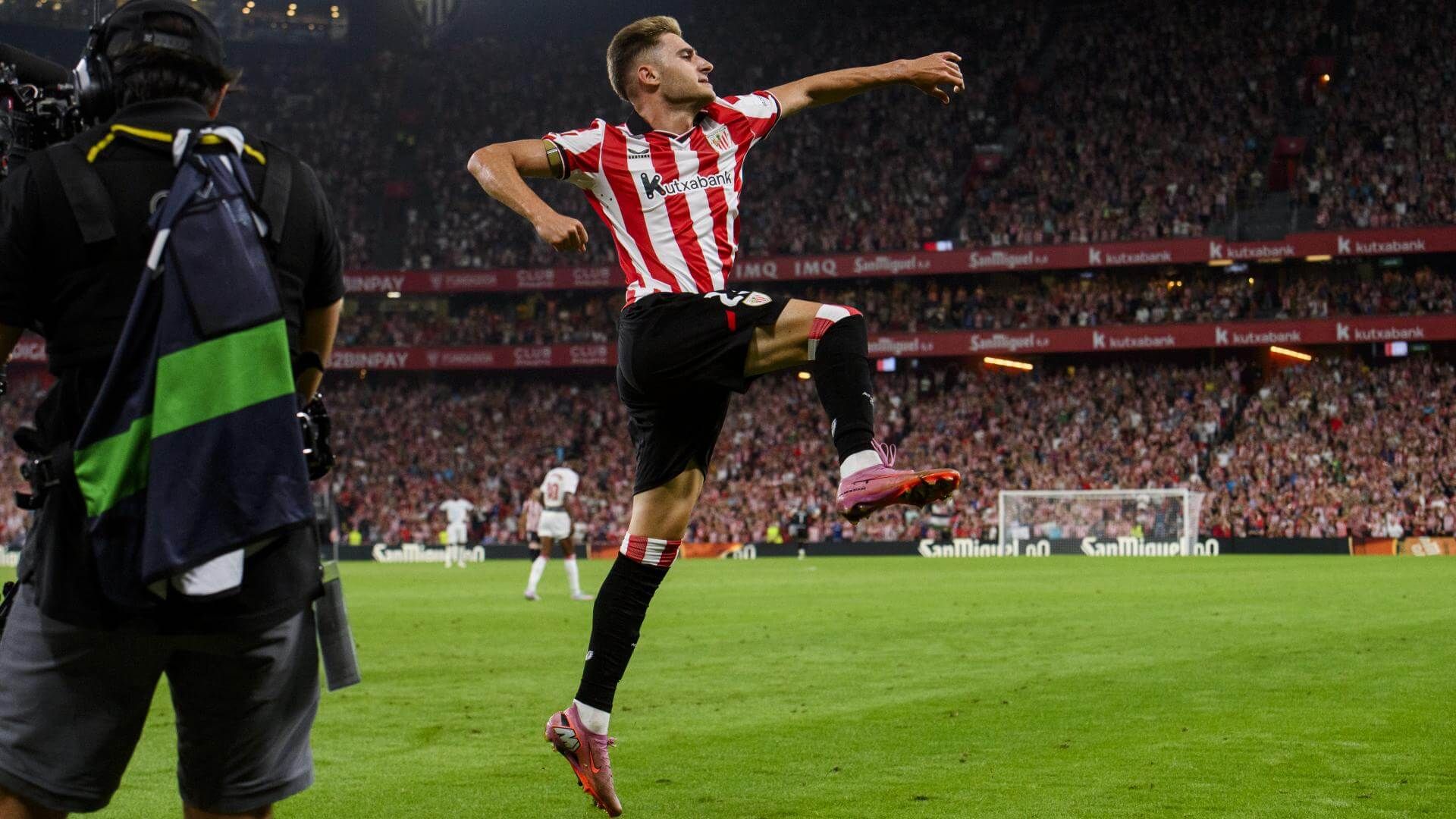  Celebración del gol de Robert Navarro ante el Sevilla FC en San Mamés.