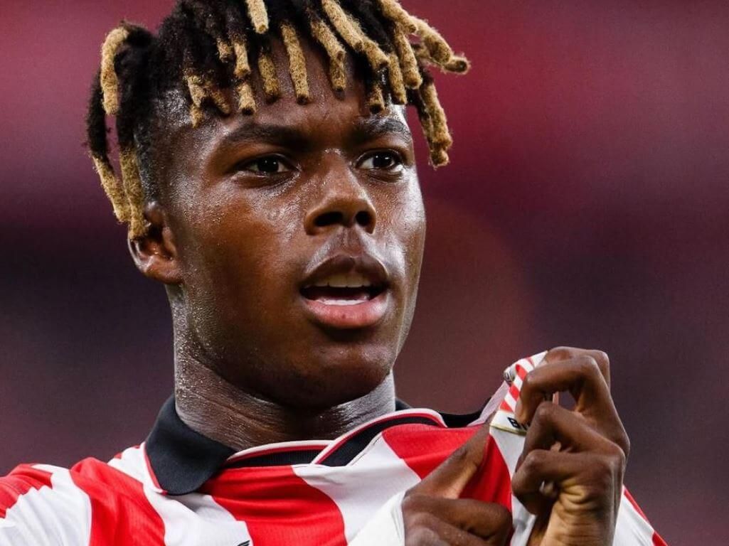 Gesto de Nico Williams con el escudo tras marcar ante el Sevilla FC en San Mamés.