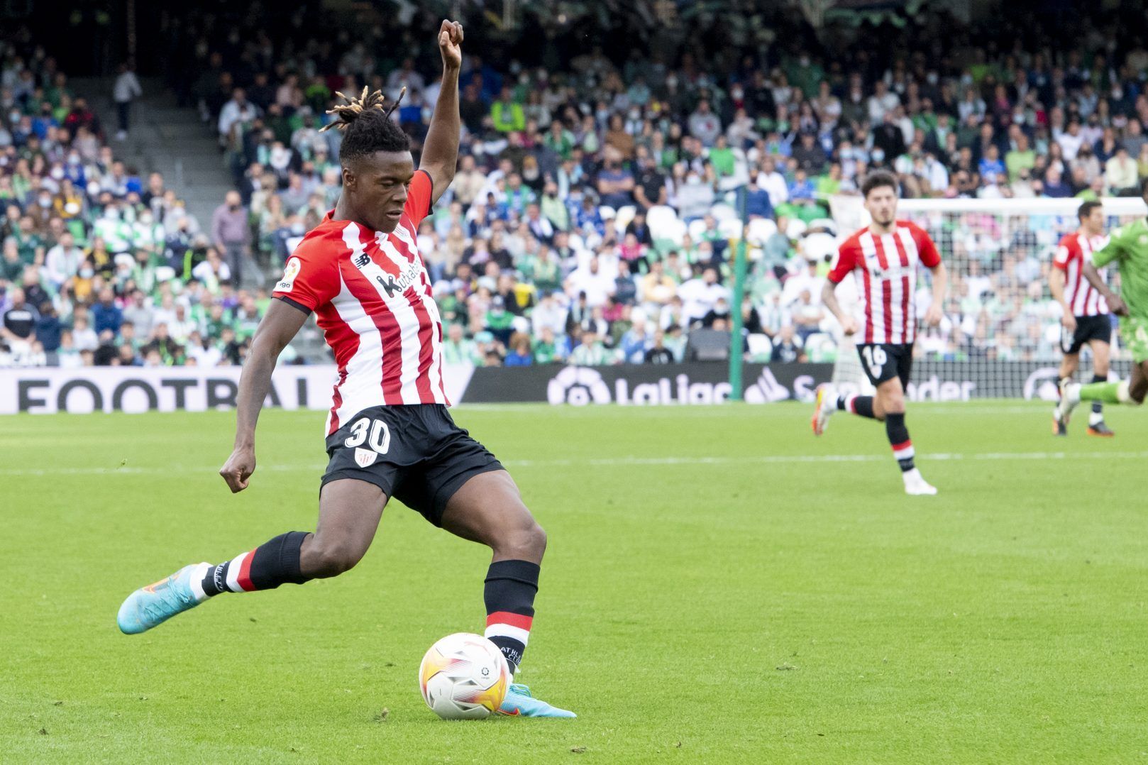 Nico Williams centra ante el Betis en el Villamarín.