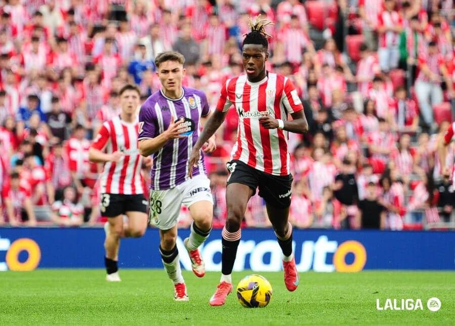 Nico Williams, durante el partido ante el Real Valladolid en San Mamés.
