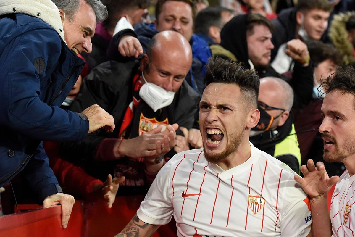  Ocampos celebra con la afición un gol al Atlético de Madrid.