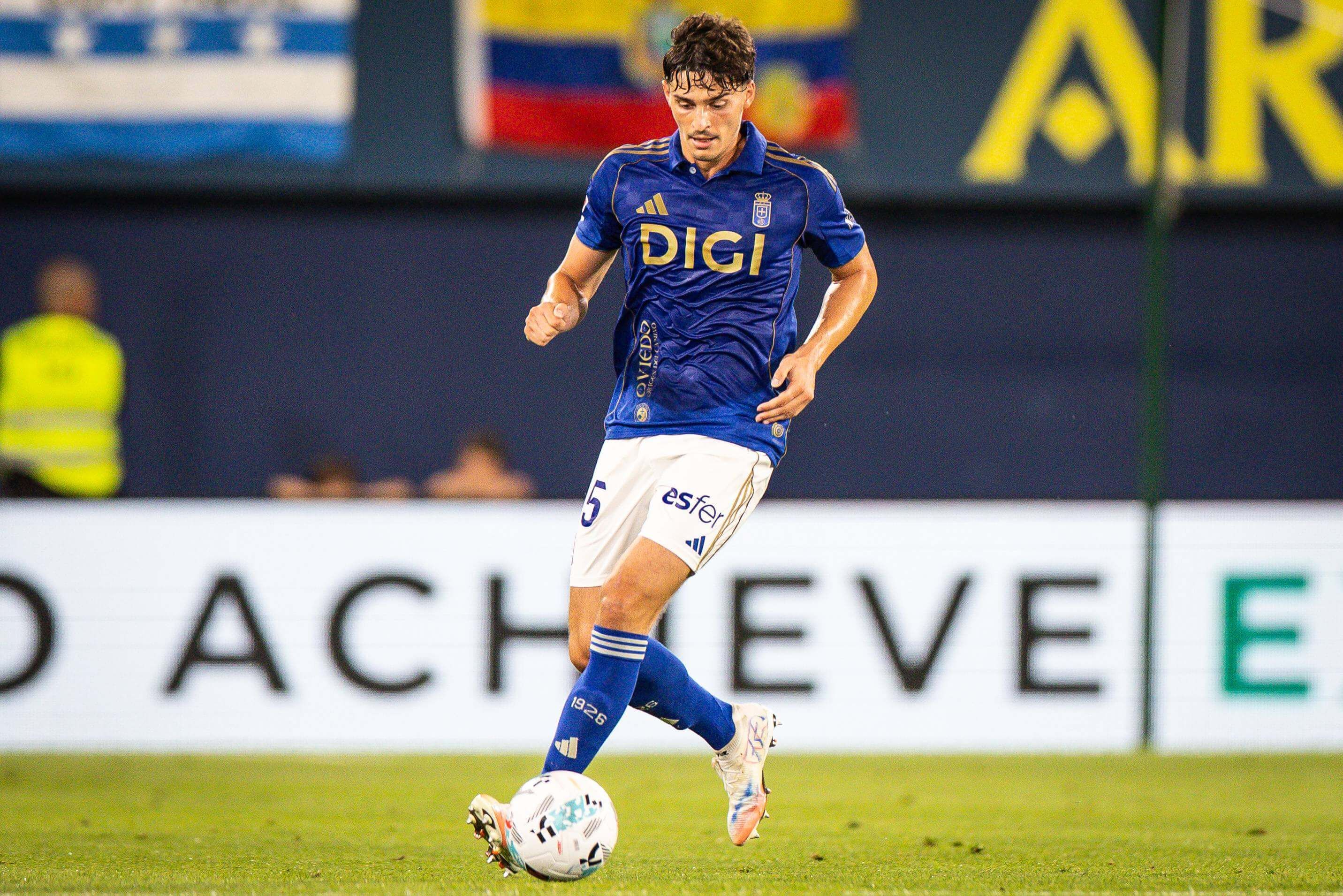 Oier Luengo controla un balón durante el Villarreal-Real Oviedo (Foto: Cordon Press).