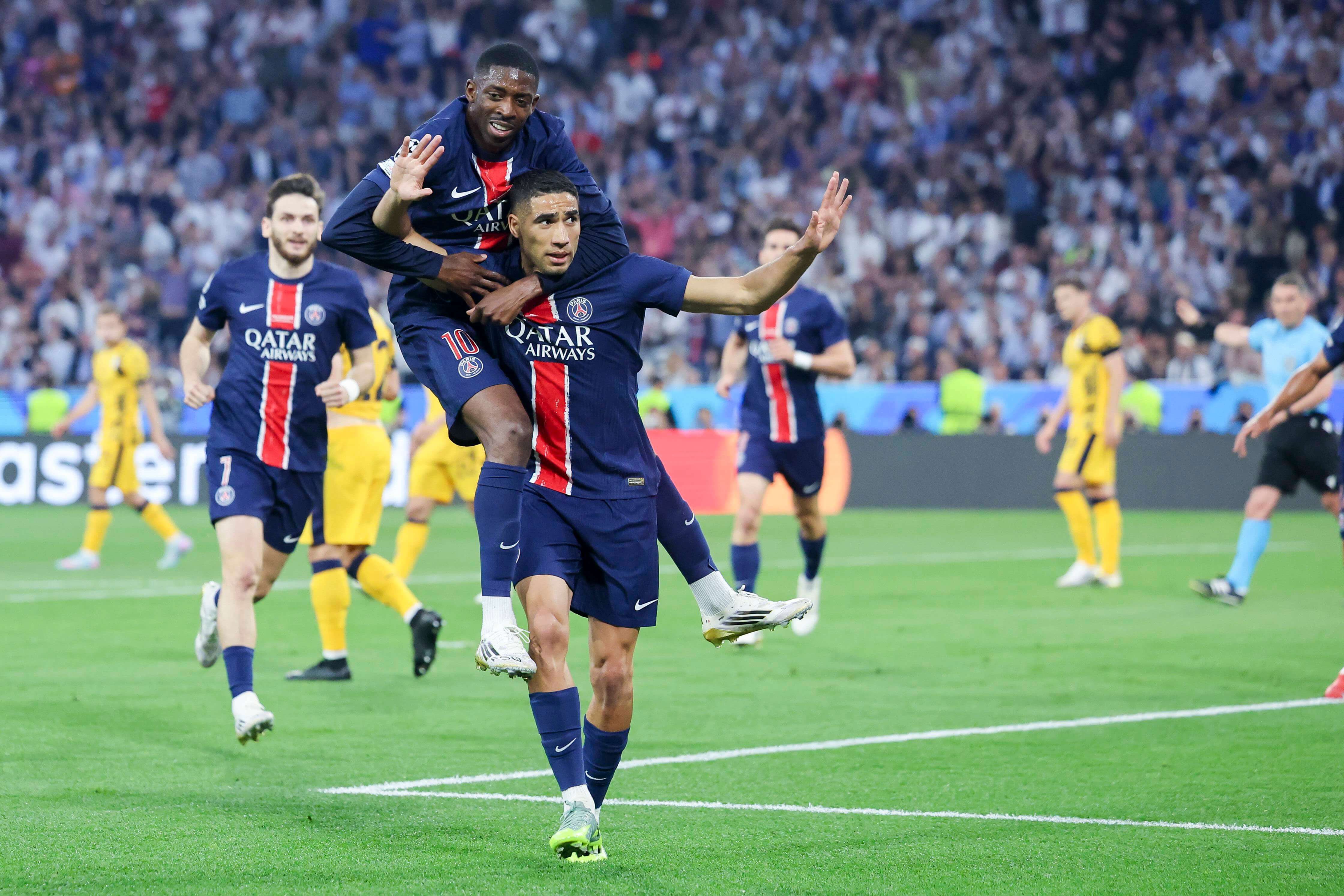 Dembélé abraza a Achraf tras su gol en la final de Champions.