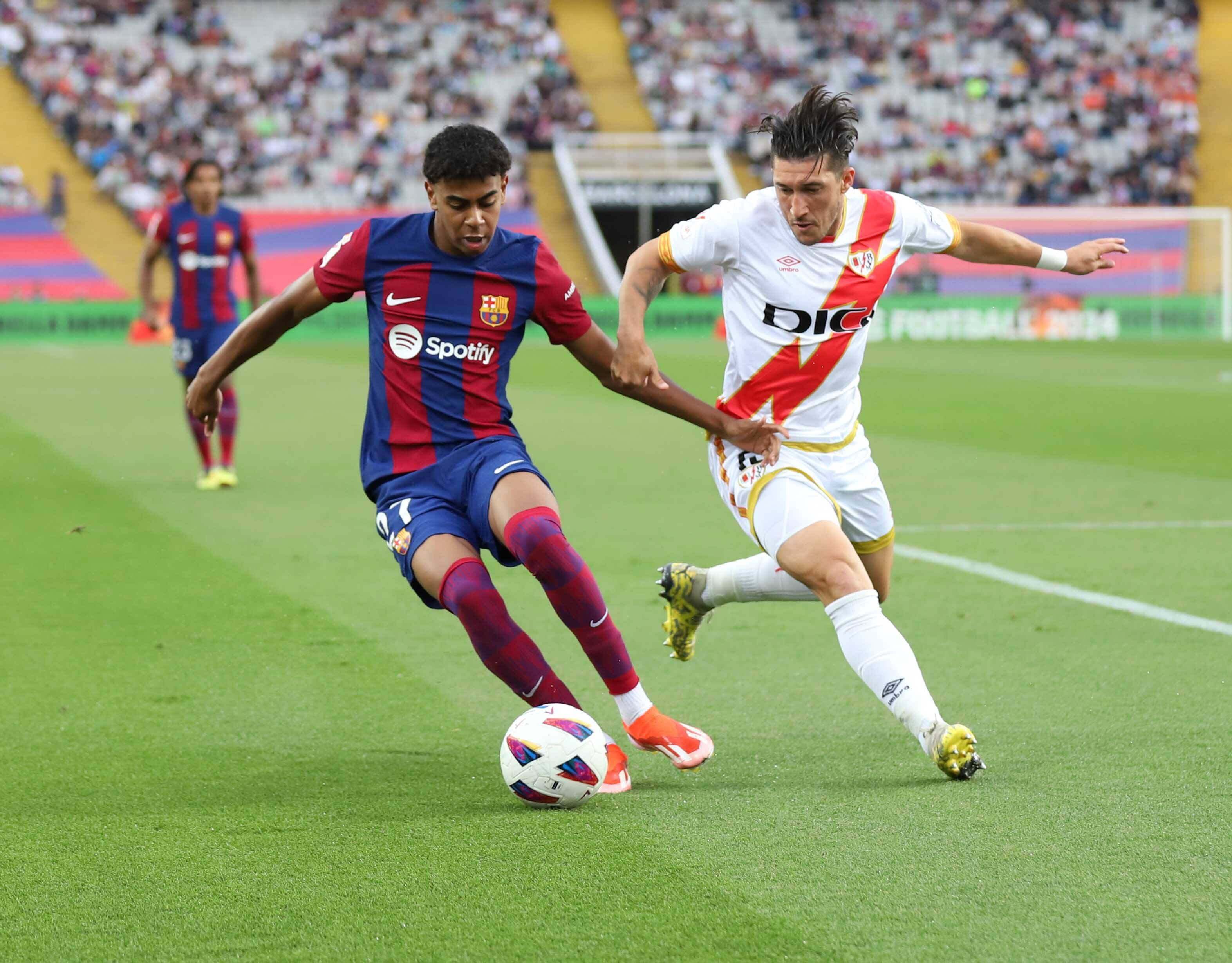  Pacha Espino y Lamine Yamal disputan un balón en el Barcelona-Rayo.