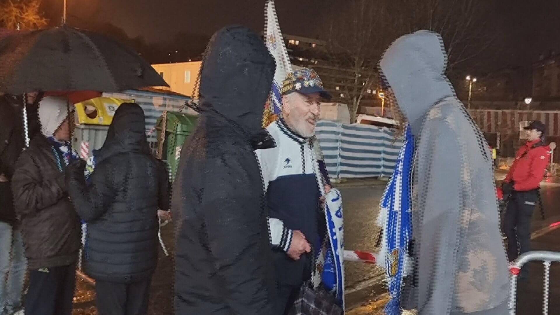  Patxi y una joven japonesa protagonizan una divertida conversación a las puertas de Anoeta