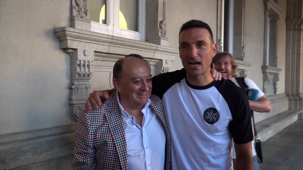 Scaloni y Barritos posan en la puerta del Ayuntamiento de A Coruña.