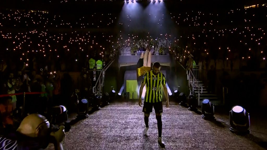 Karim Benzema, con una mano gigante vendada con los colores del Al-Ittihad.