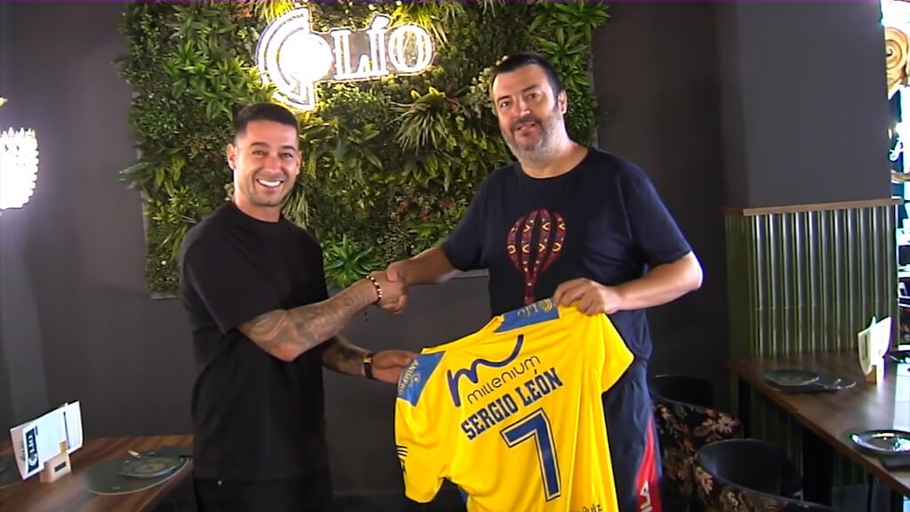  Sergio León, con el presidente del Atlético Palma del Río, Pedro Pablo González.