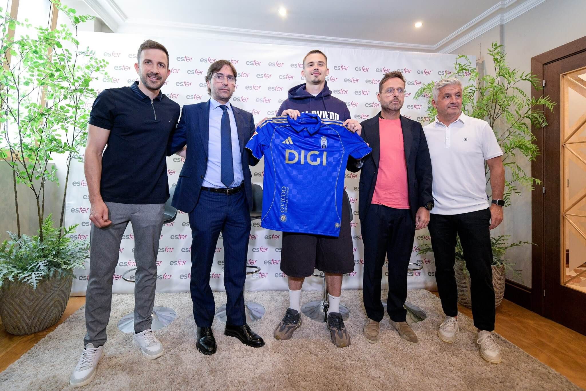  Presentación de Leander Dendoncker con el Real Oviedo.