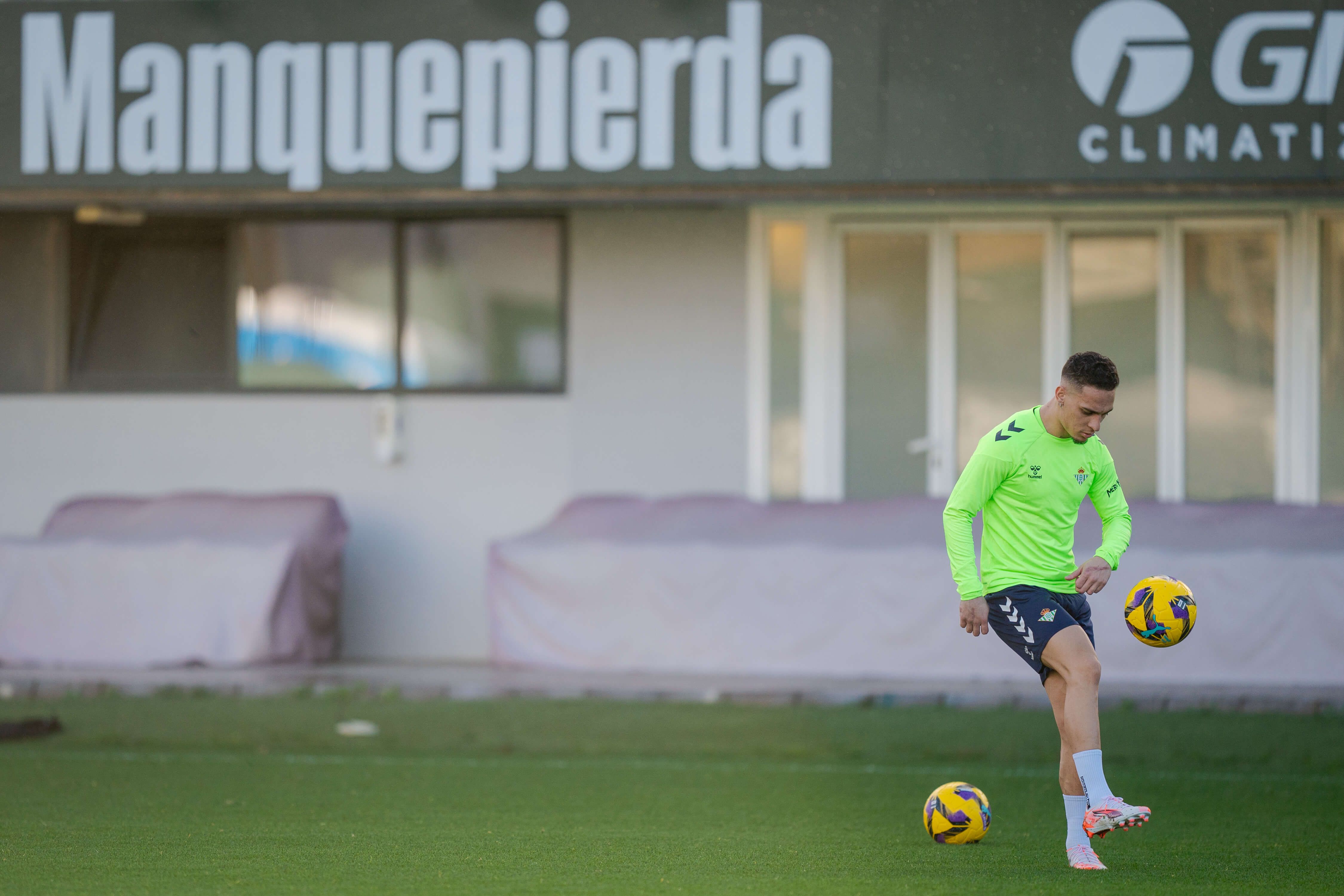  Antony trabajando en la Ciudad Deportiva Luis del Sol (foto: RBB).