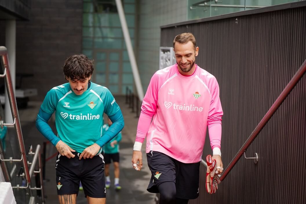  Pau López y Héctor Bellerín, en la pretemporada del Betis en Inglaterra.