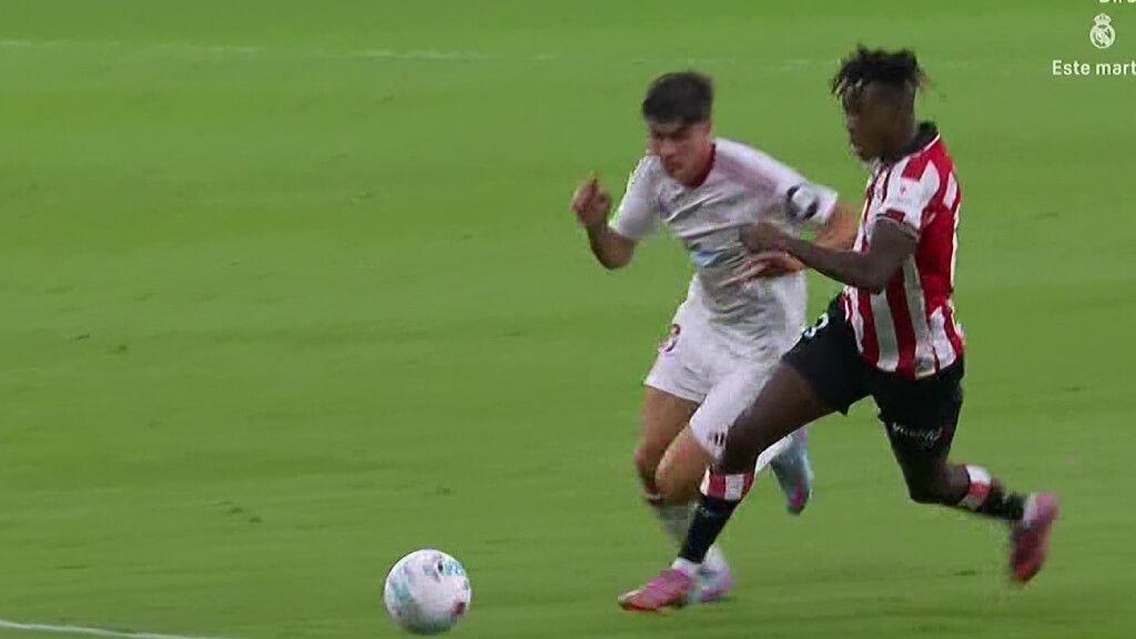 Acción entre Juanlu Sánchez y Nico Williams.