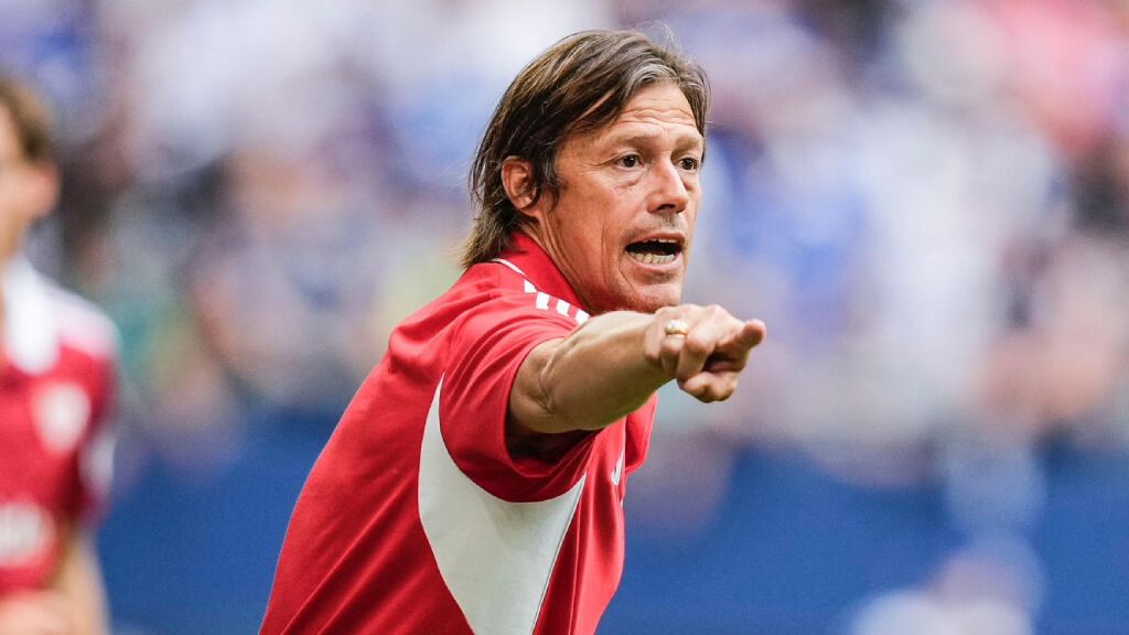  Matías Almeyda, debuta con el Sevilla FC ante el Athletic Club en San Mamés.