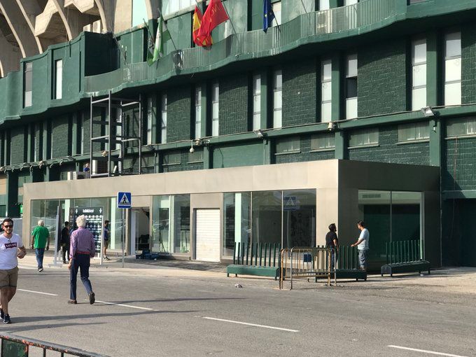 Imagen de la puerta de cristales del Benito Villamarín.