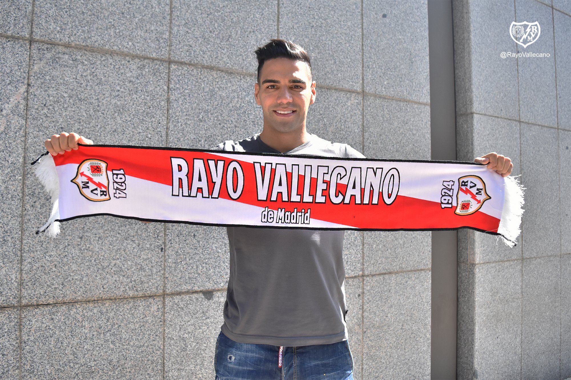  Radamel Falcao posa con la bufanda del Rayo Vallecano.