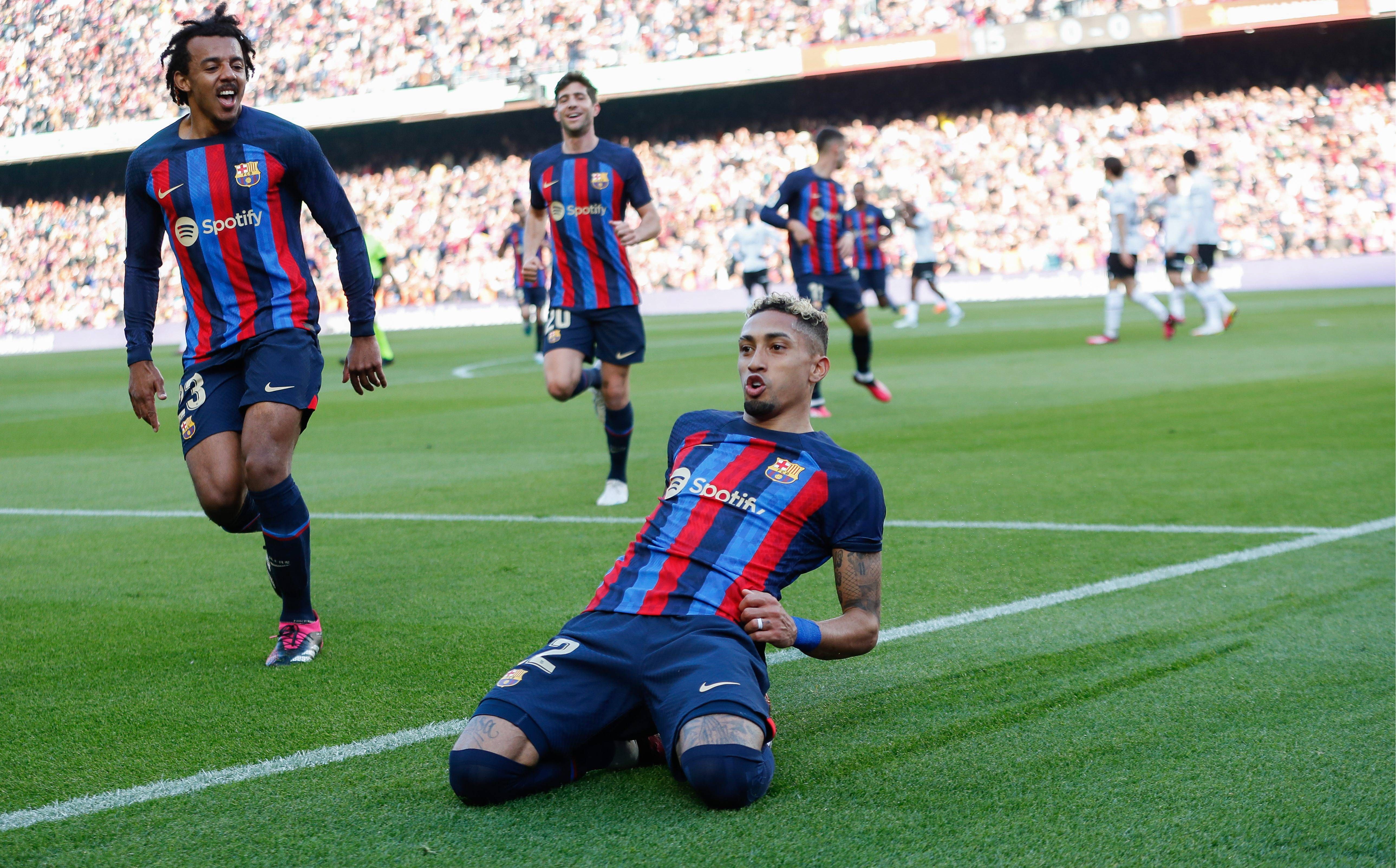 Raphinha celebra su gol al Valencia.