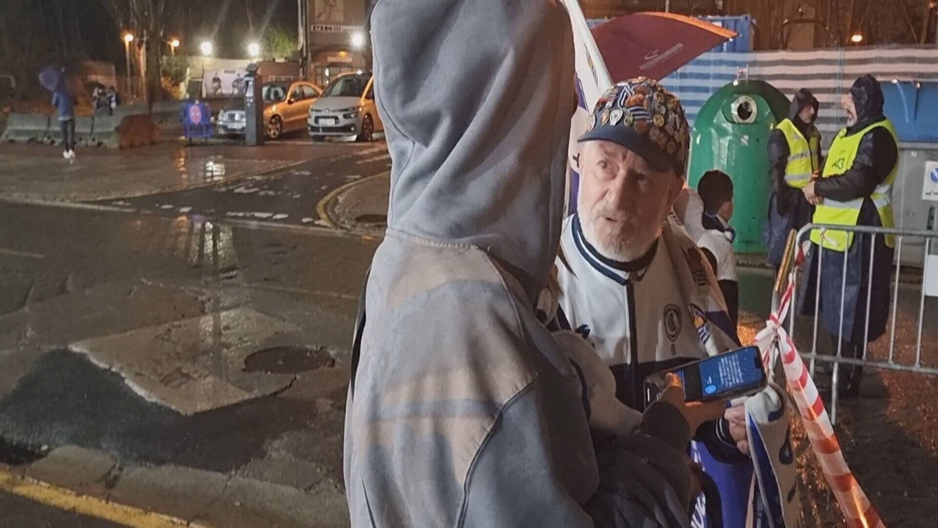  Patxi explica los detalles de la Real Sociedad a una joven aficionada japonesa