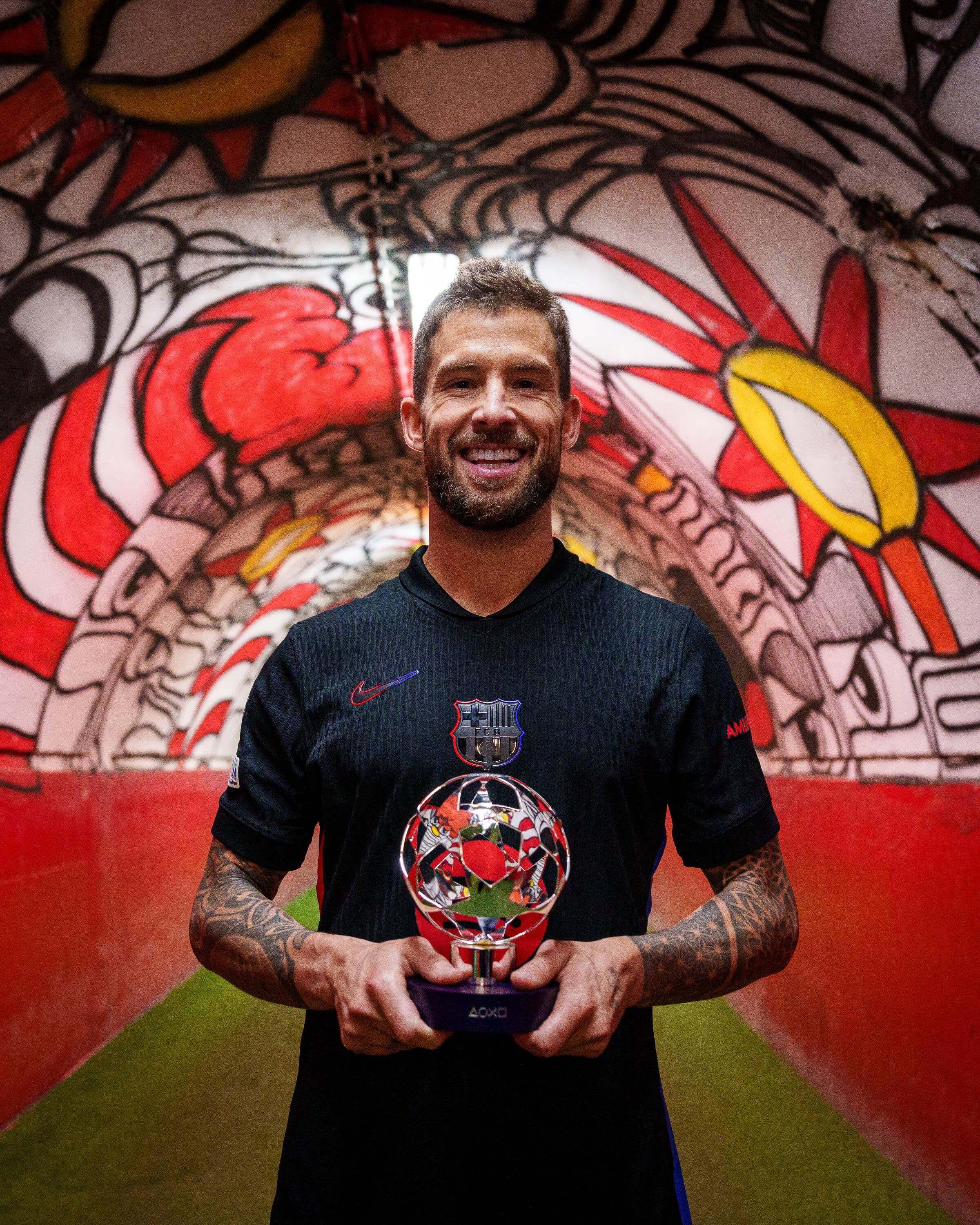  Iñigo Martínez ganando el premio MVP (Cordon Press)