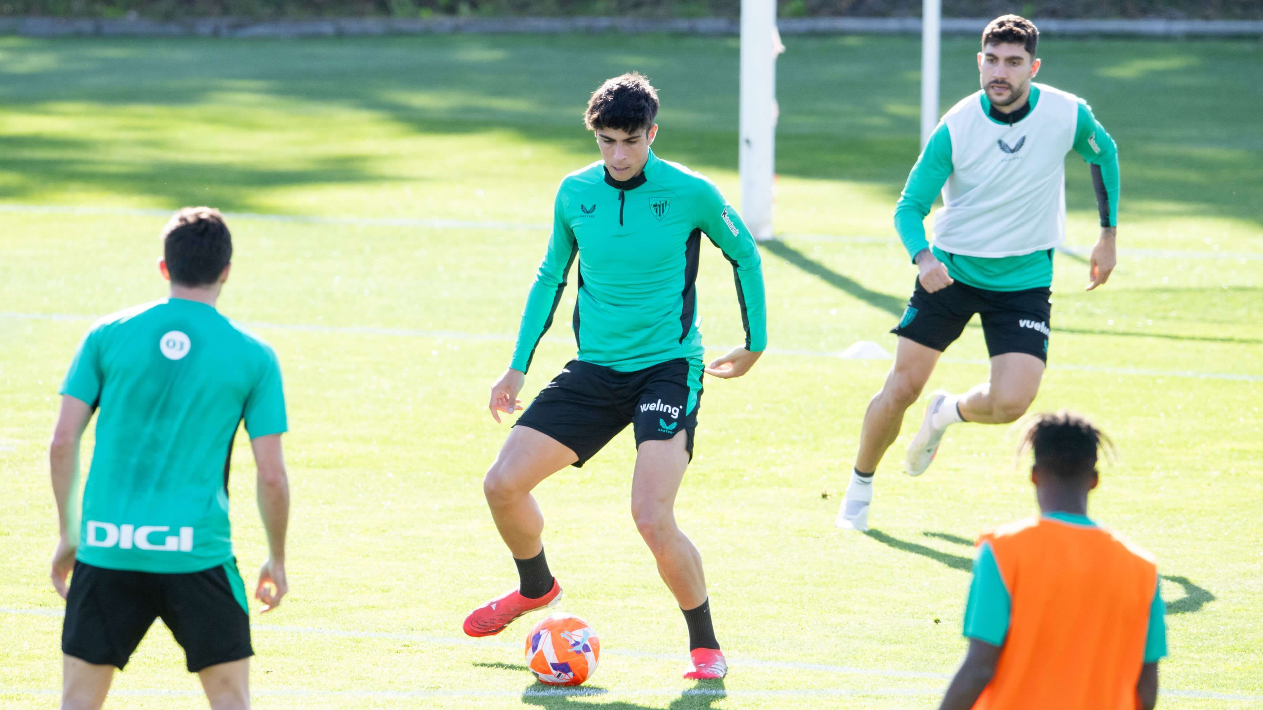 Alejandro Rego entrena en Lezama con el primer equipo.