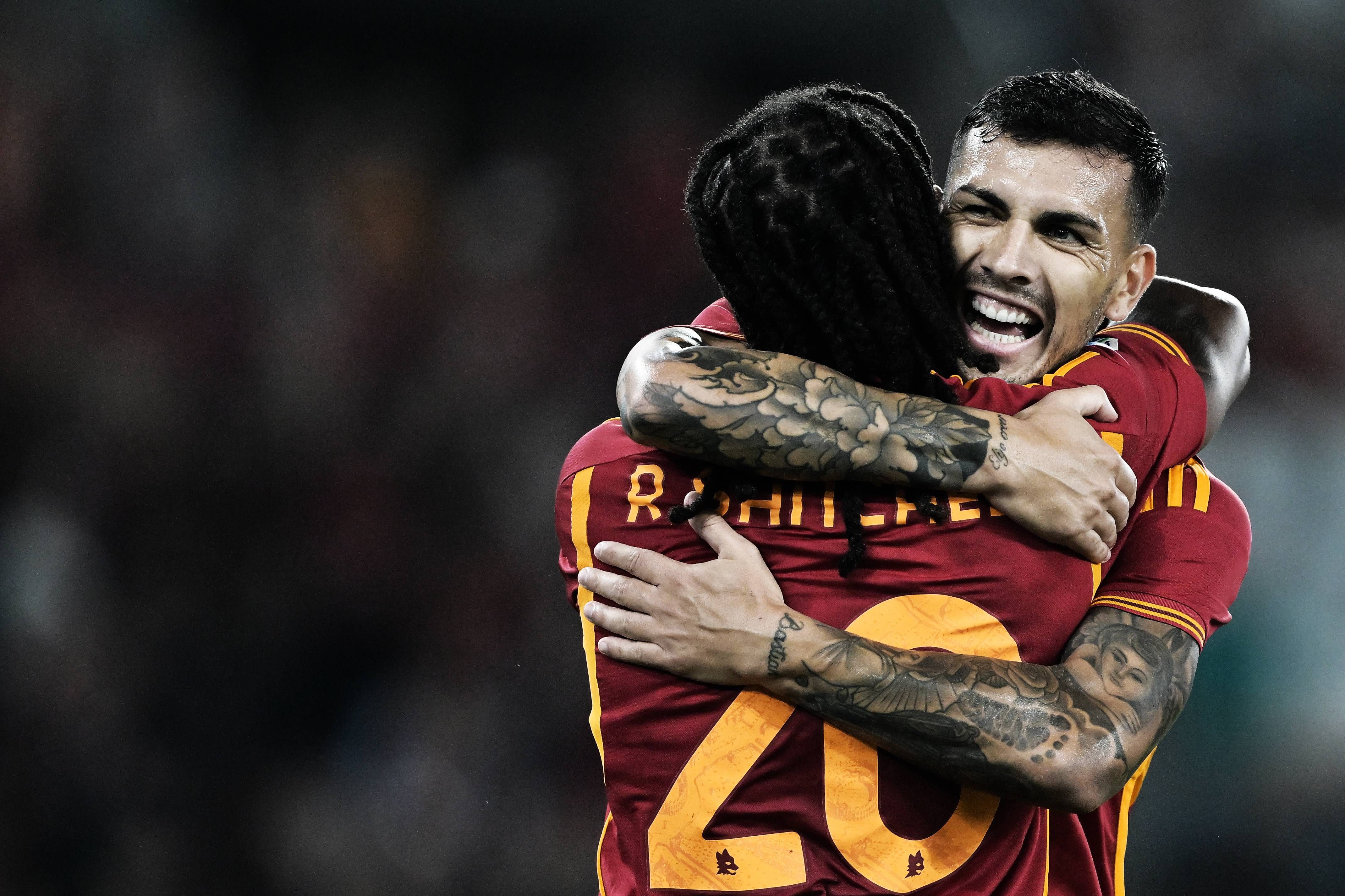 Renato Sanches abrazándose a Paredes.