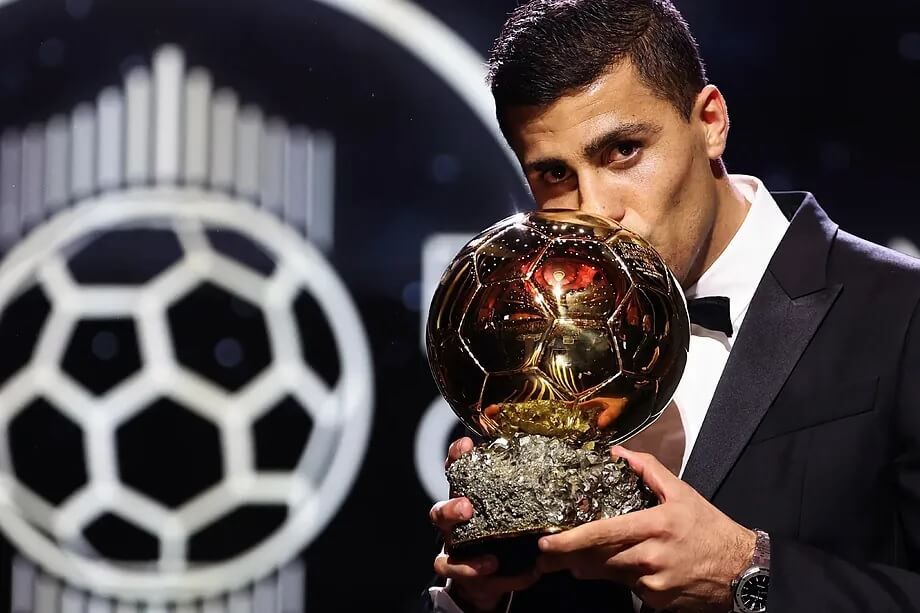  Rodrigo Hernández pesa el Balón de Oro en París.