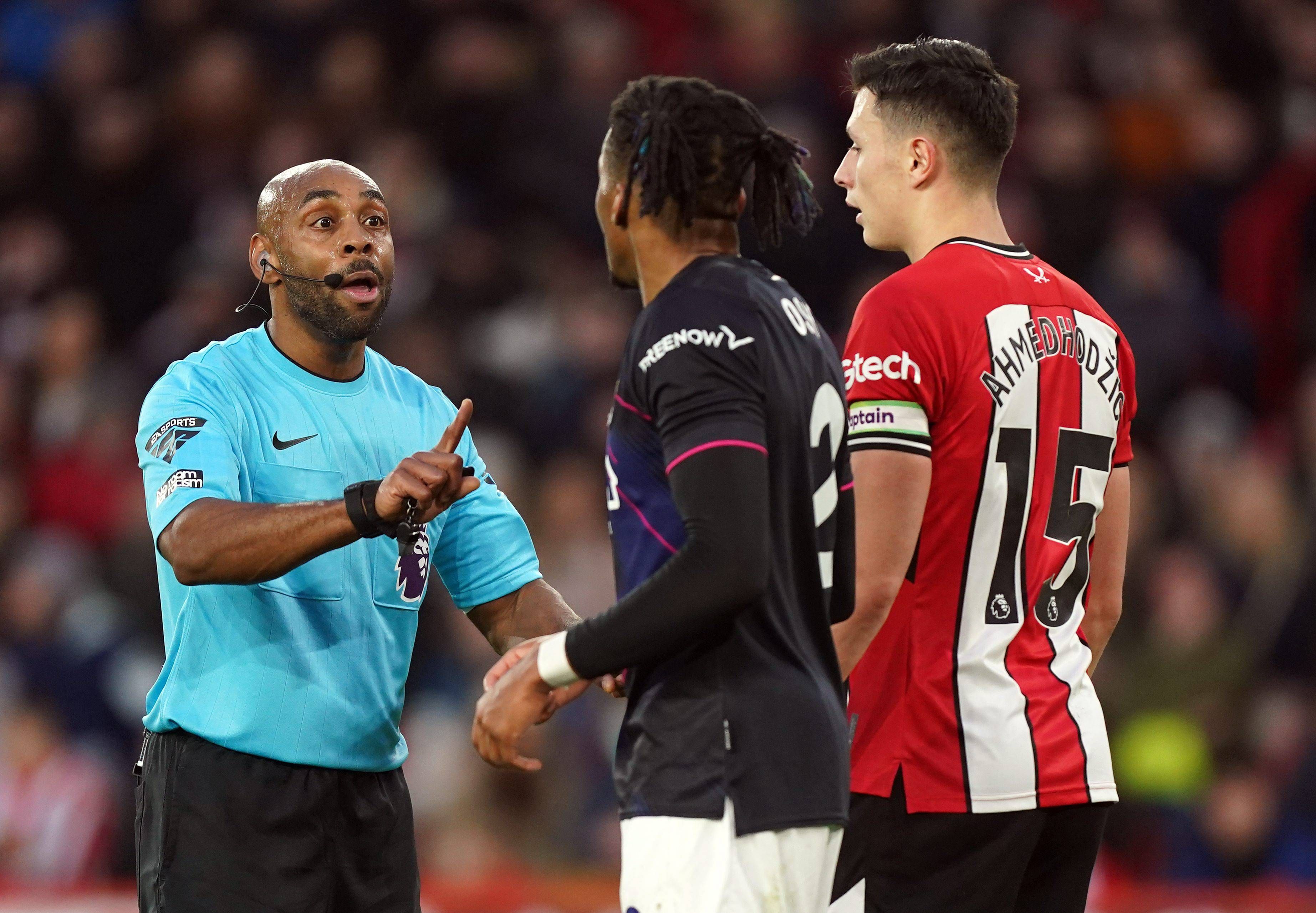  Sam Allison dirigiendo el partido entre el Sheffield United-Luton de la Premier League.