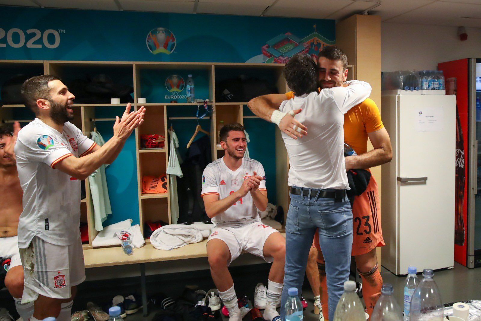 Abrazo de Luis Enrique a Unai Simón en el vestuario tras vencer a Croacia.