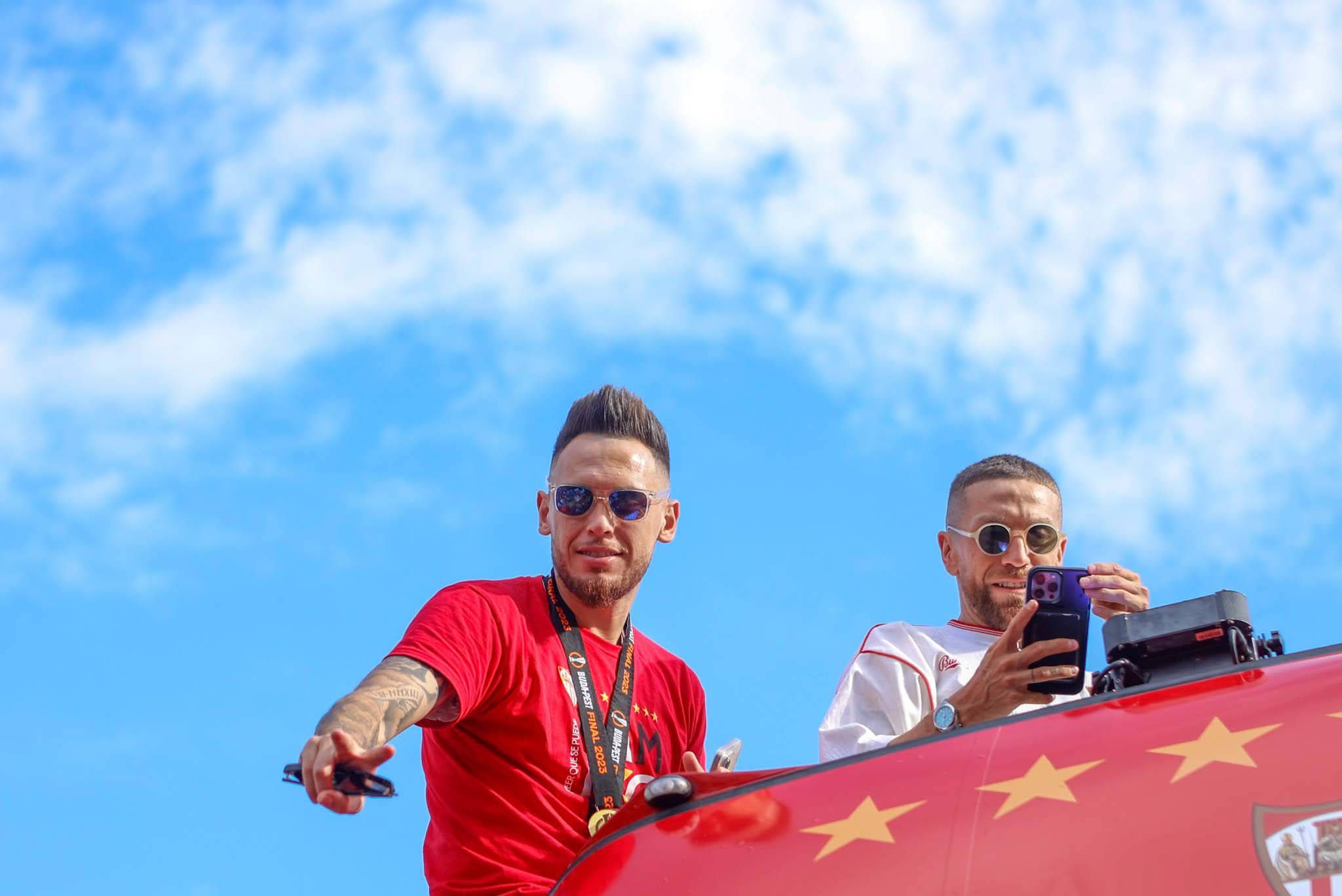  Ocampos, junto al Papu, en la última celebración sevillista de la séptima Europa League.
