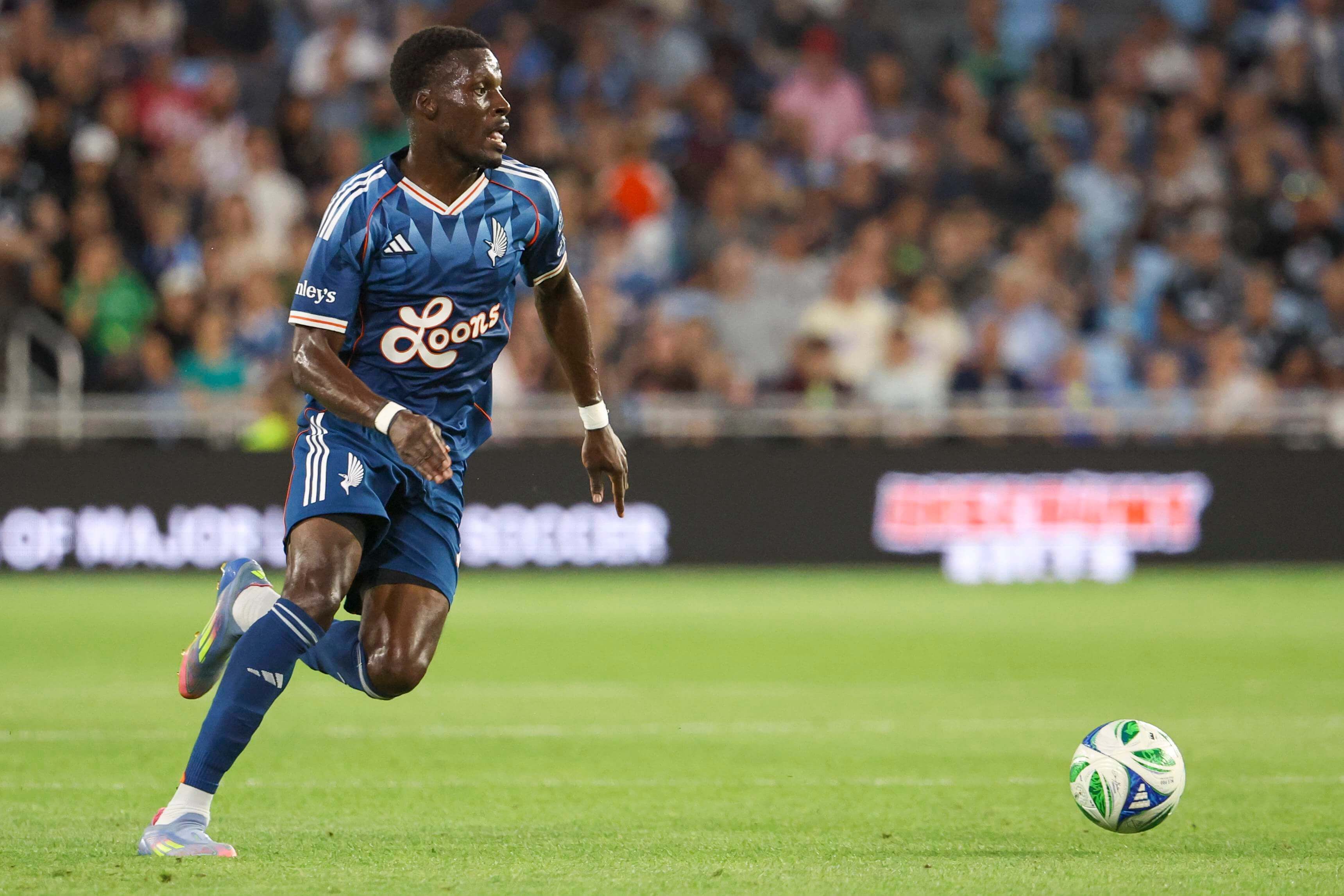 Tani Oluwaseyi conduce la pelota en un partido del Minnesota United (Foto: Cordon Press).