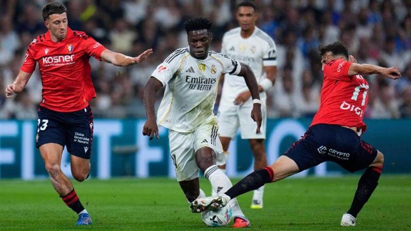  Tchouámeni, en una acción ante Osasuna