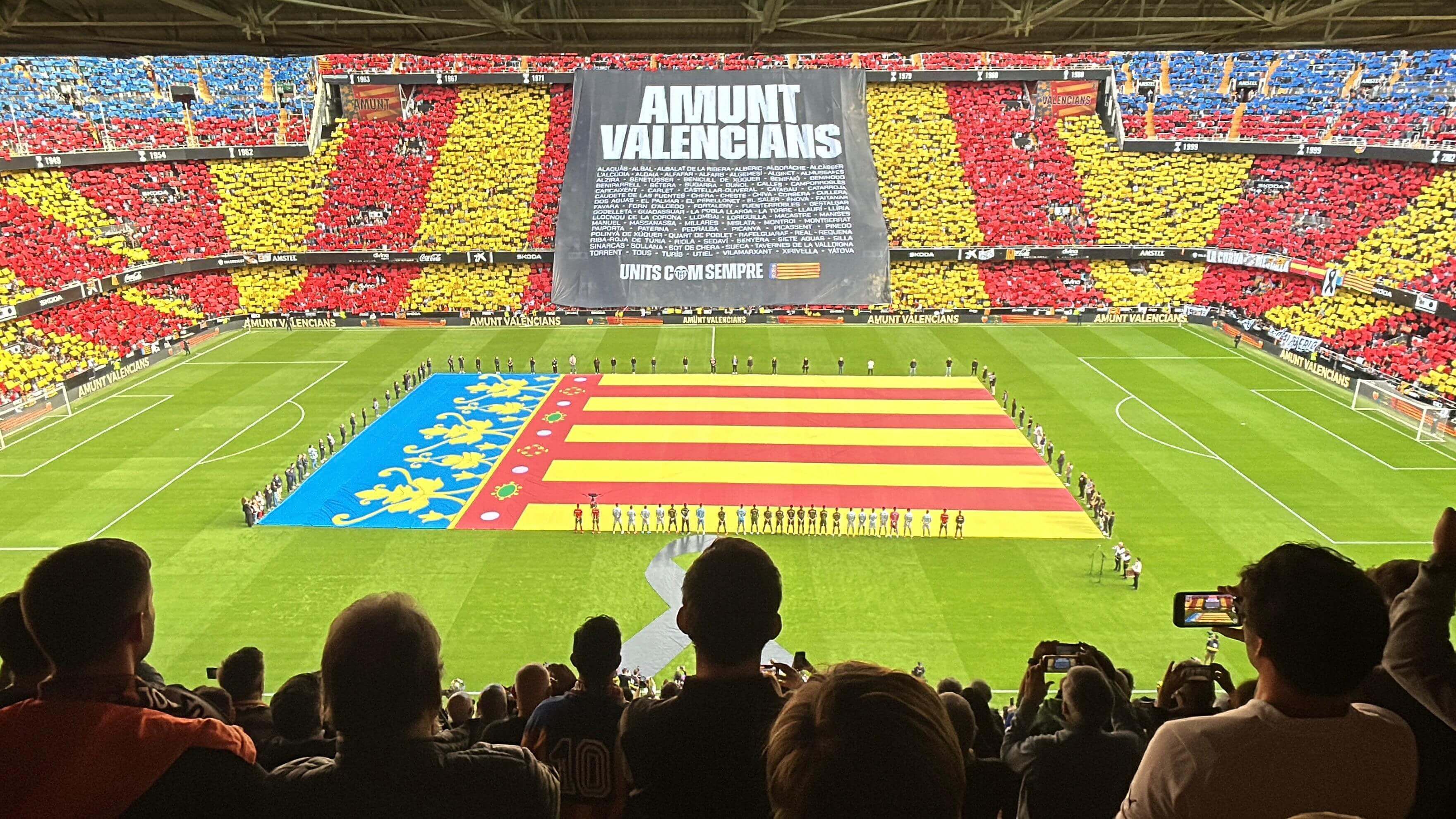  Tifo y Senyera en Mestalla por la DANA