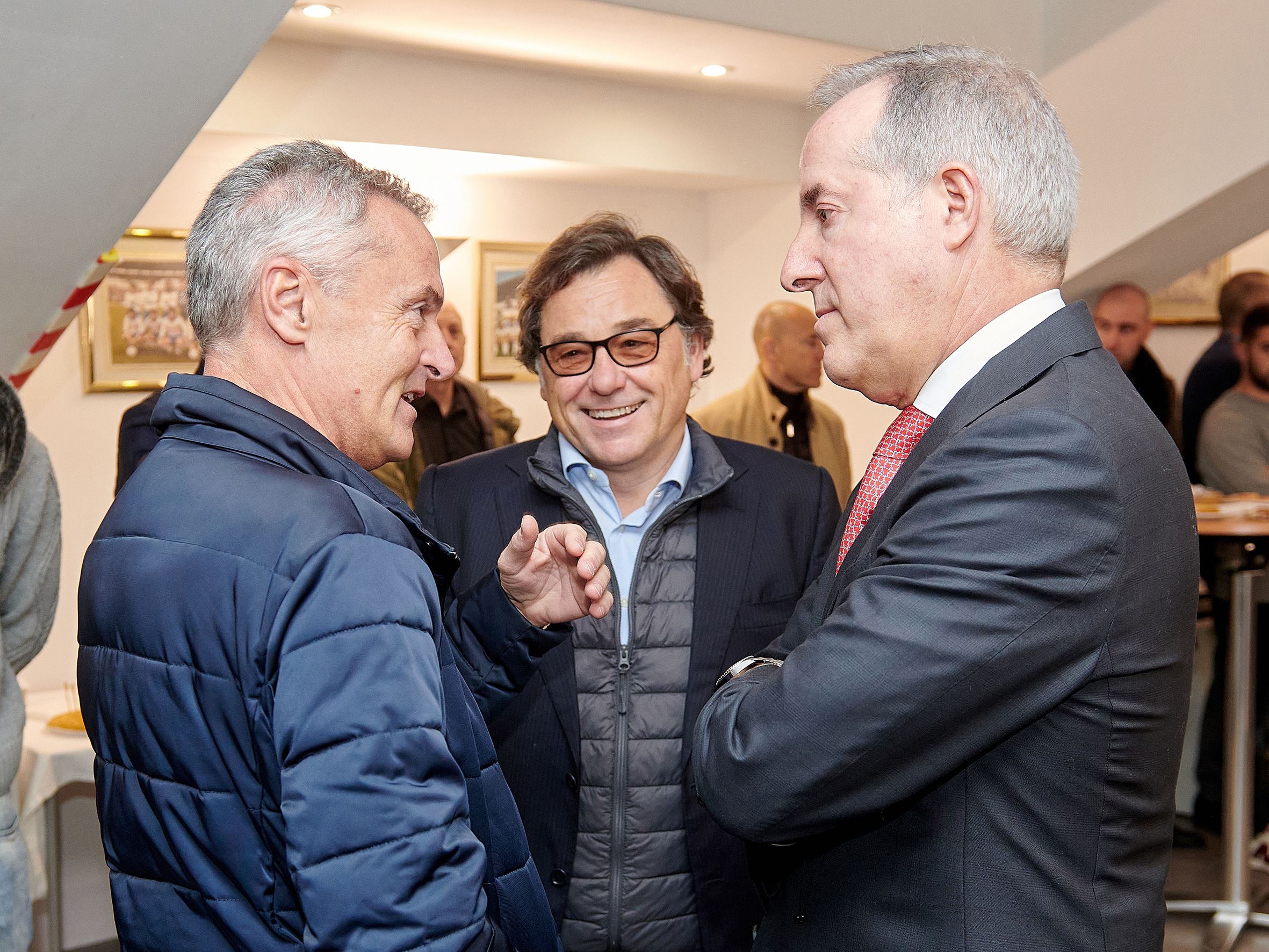 Fran Escribá, Raúl Sanllehí y Jorge Más, en el brindis de Navidad.
