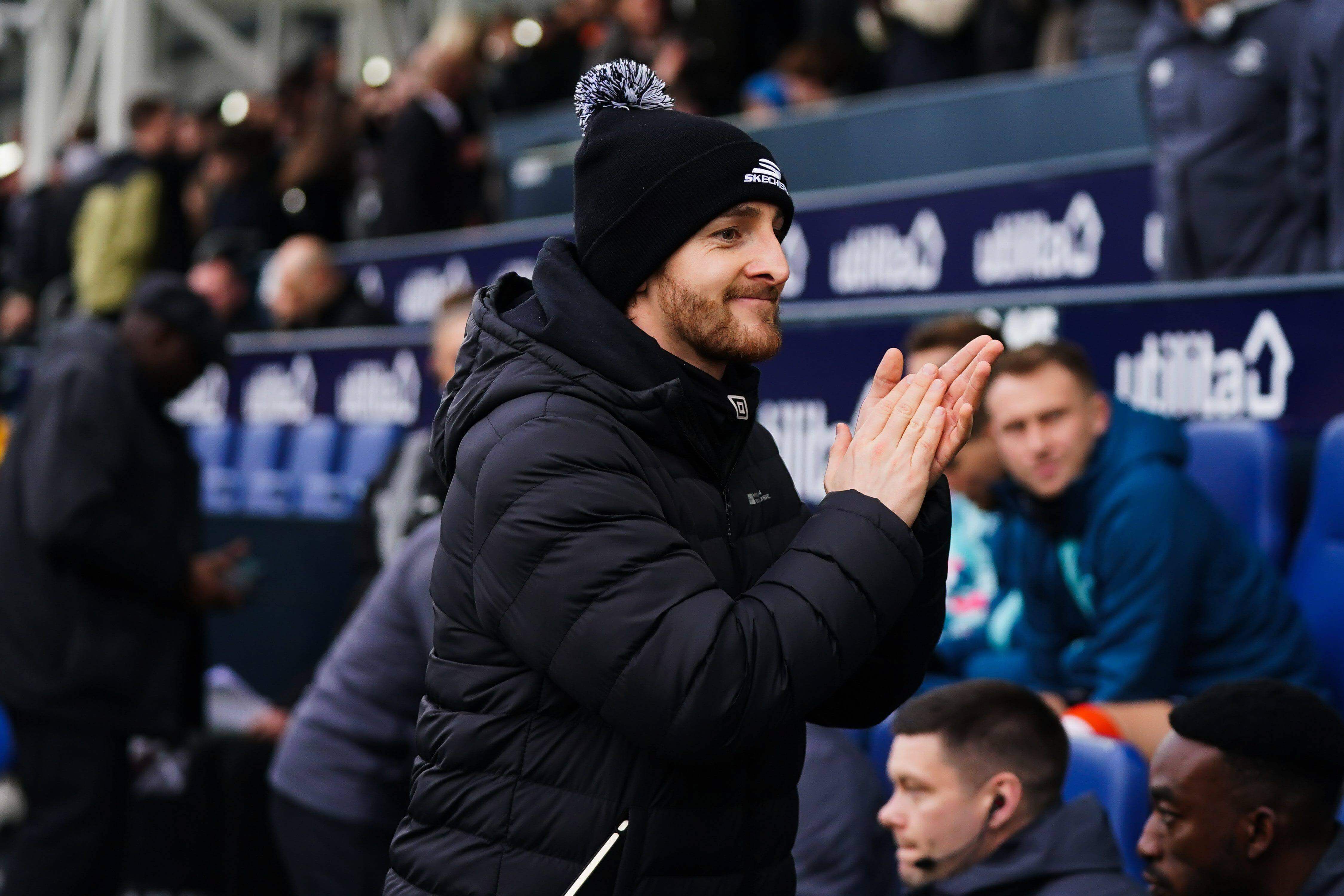 Tom Lockyer sobrevive gracias a un desfibrilador..