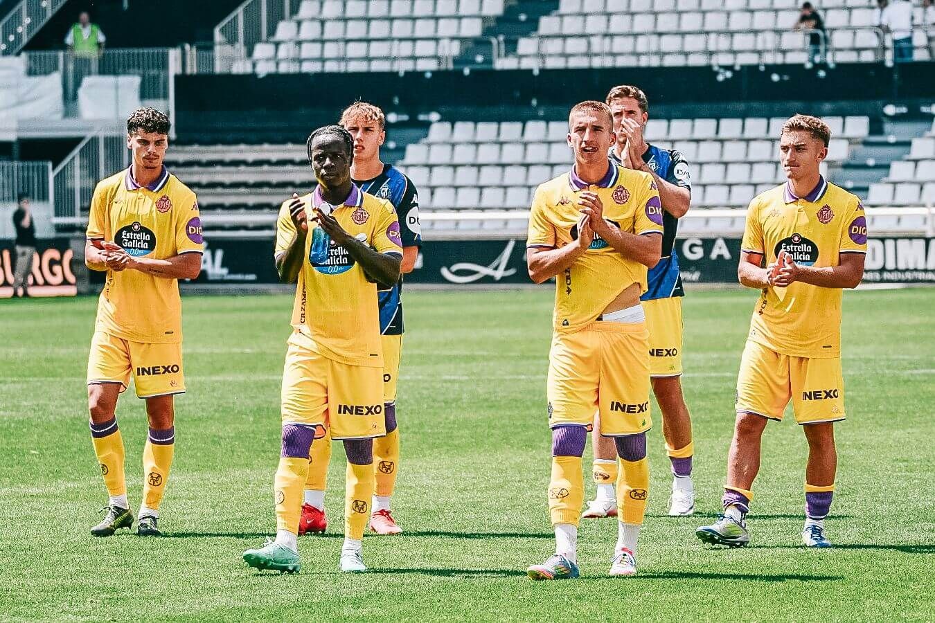  Torres, Ndiaye, Arnu, Biuk, Nikitscher y Chuki saludando a la afición tras el empate en Burgos.
