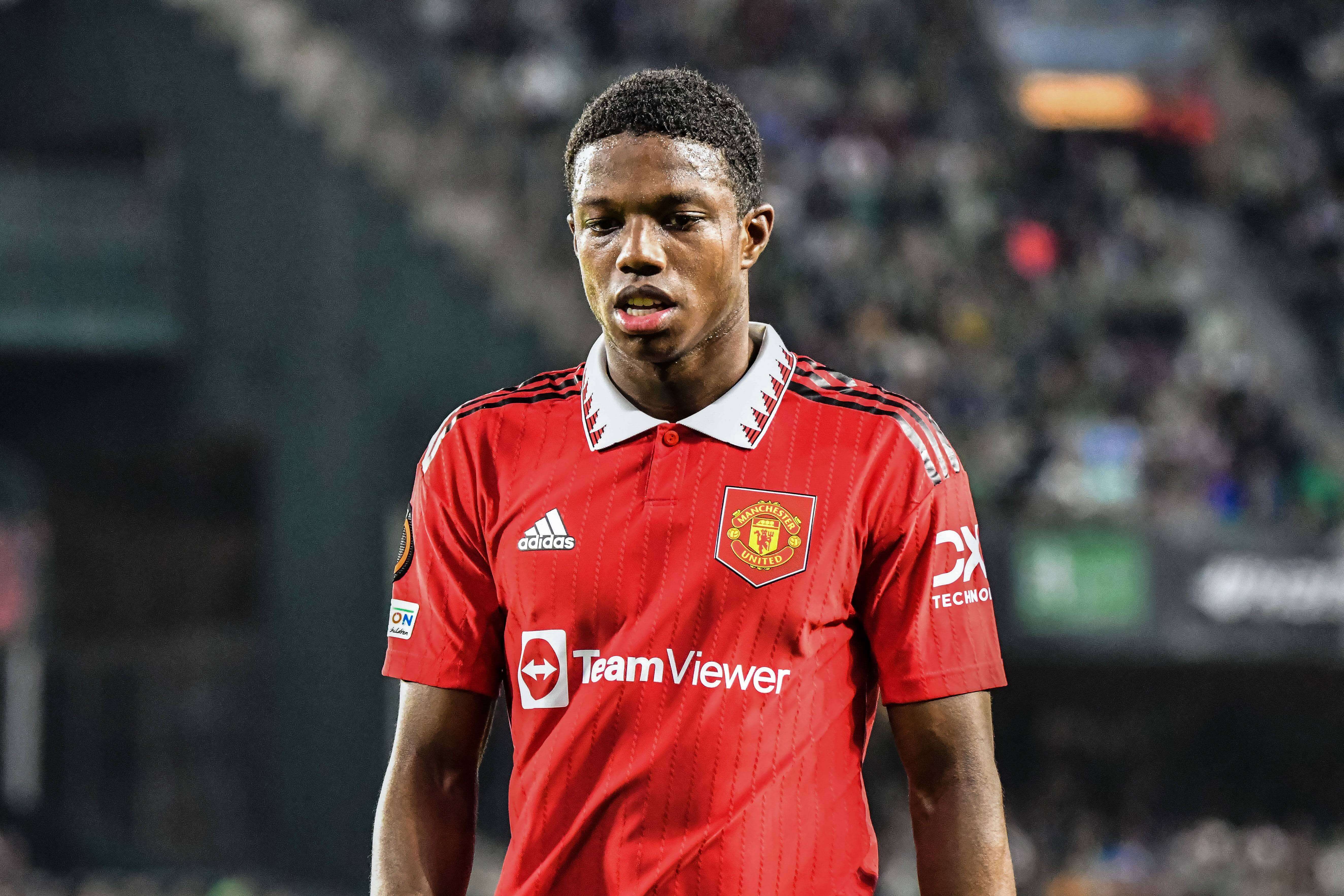 Tyrell Malacia camina durante el Betis-Manchester United.