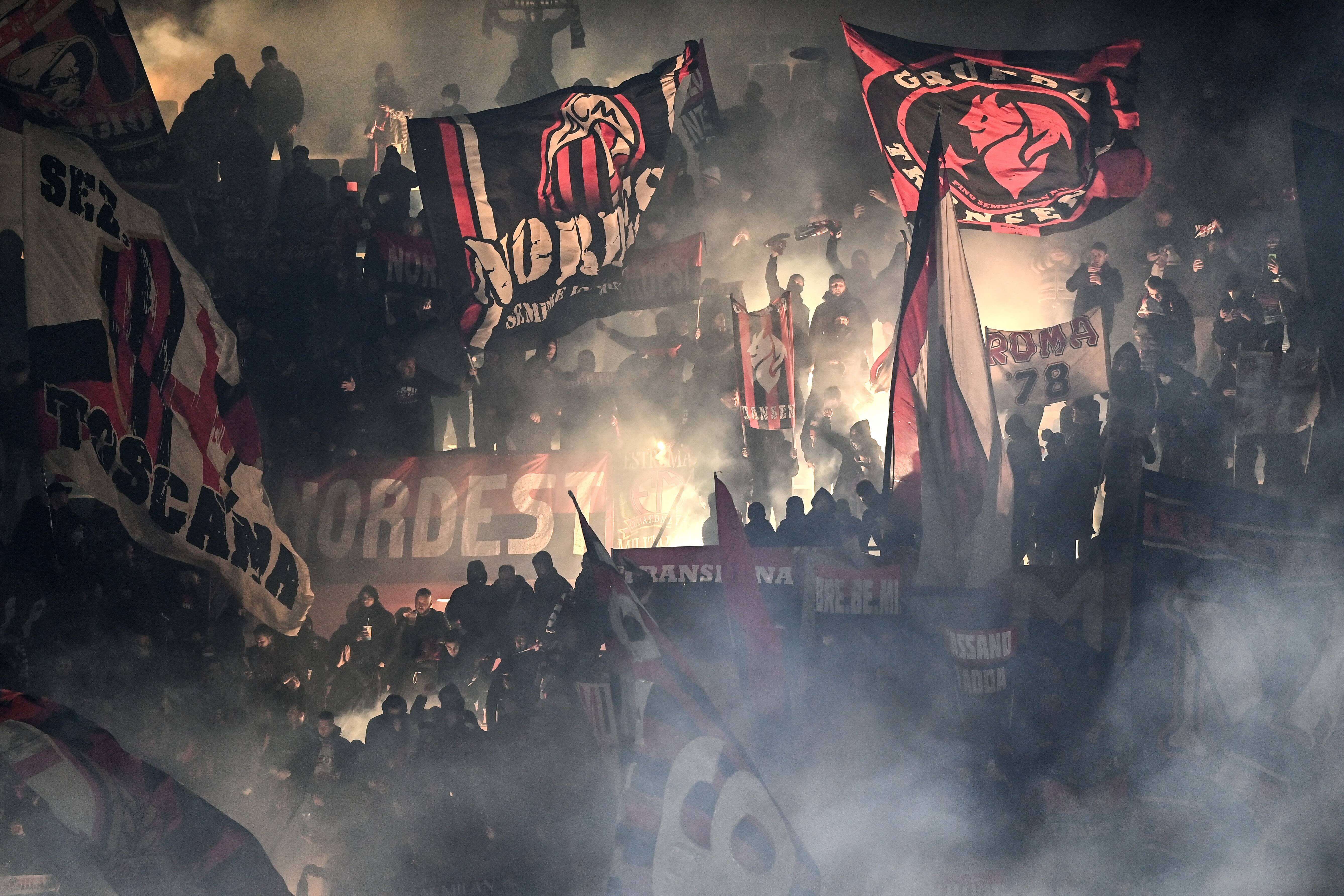 Ultras del Milan en San Siro.