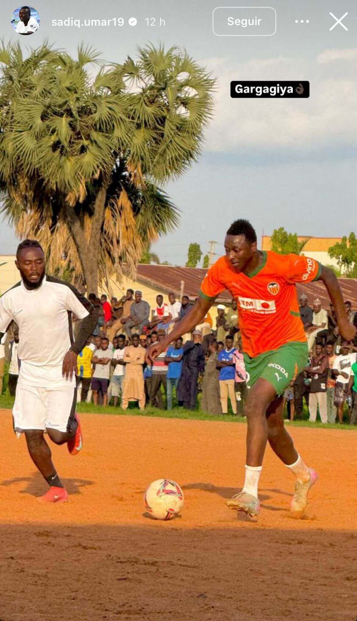  Umar Sadiq juega con la camiseta del Valencia CF en Nigeria durante sus pasadas vacaciones