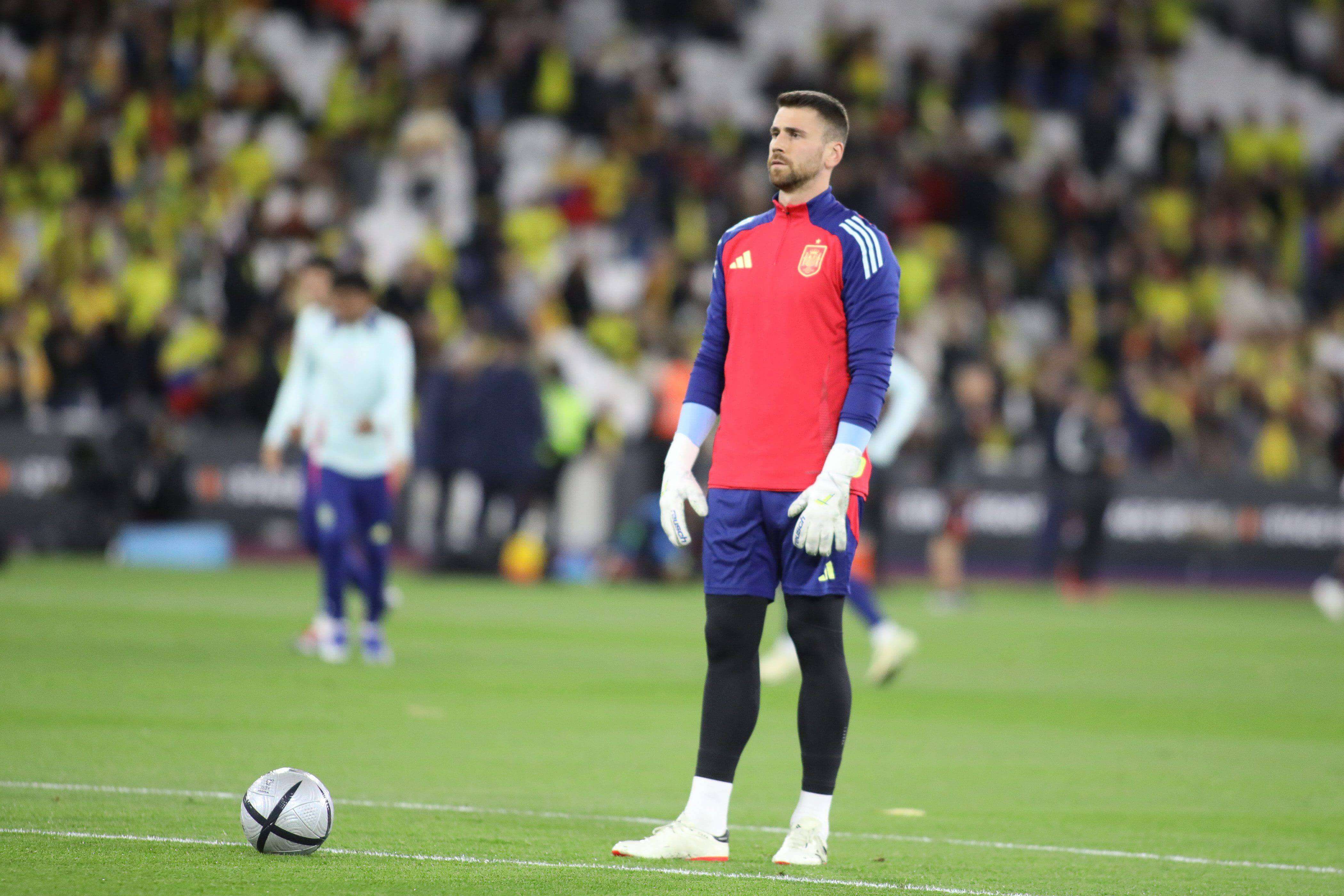  Unai Simón calienta antes de un partido de España.