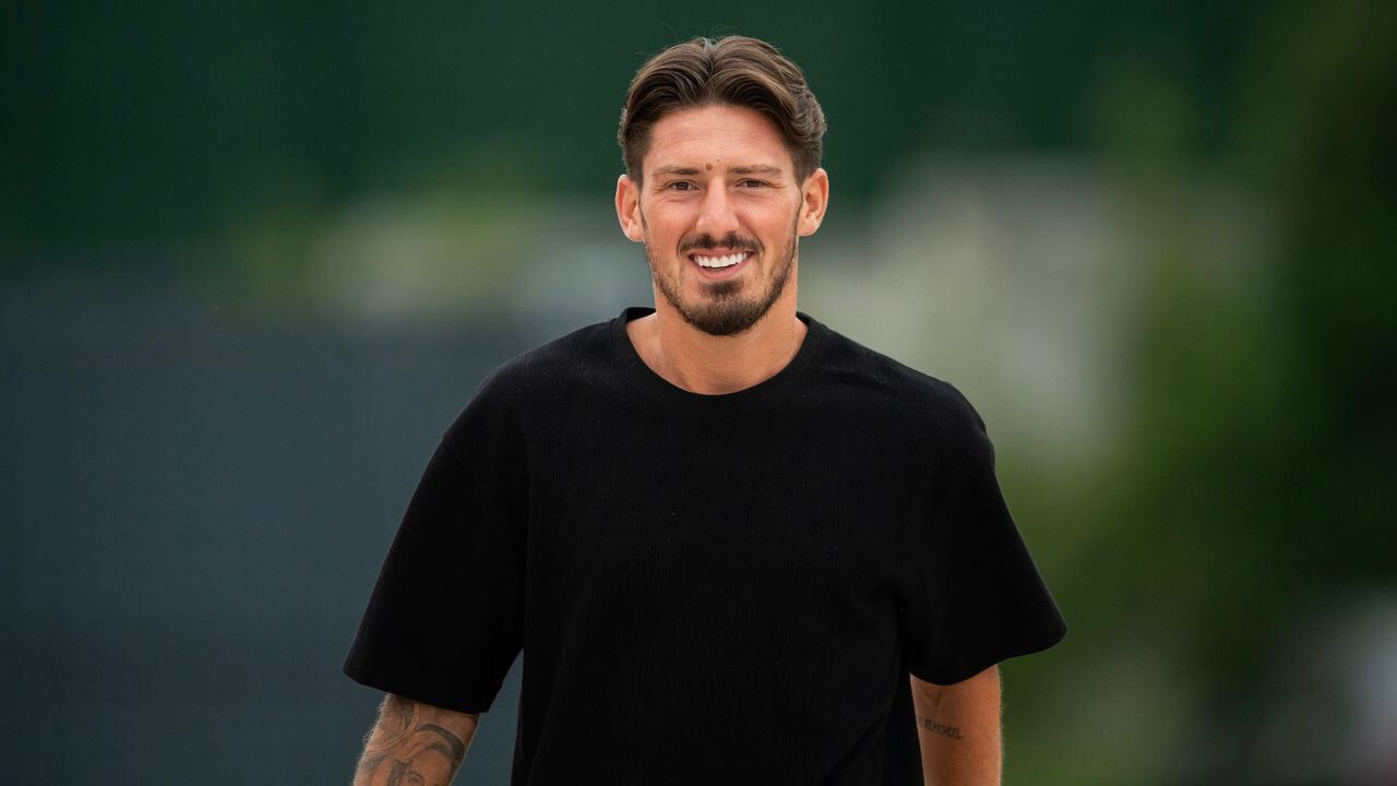  Unai Vencedor saluda al llegar a Lezama.