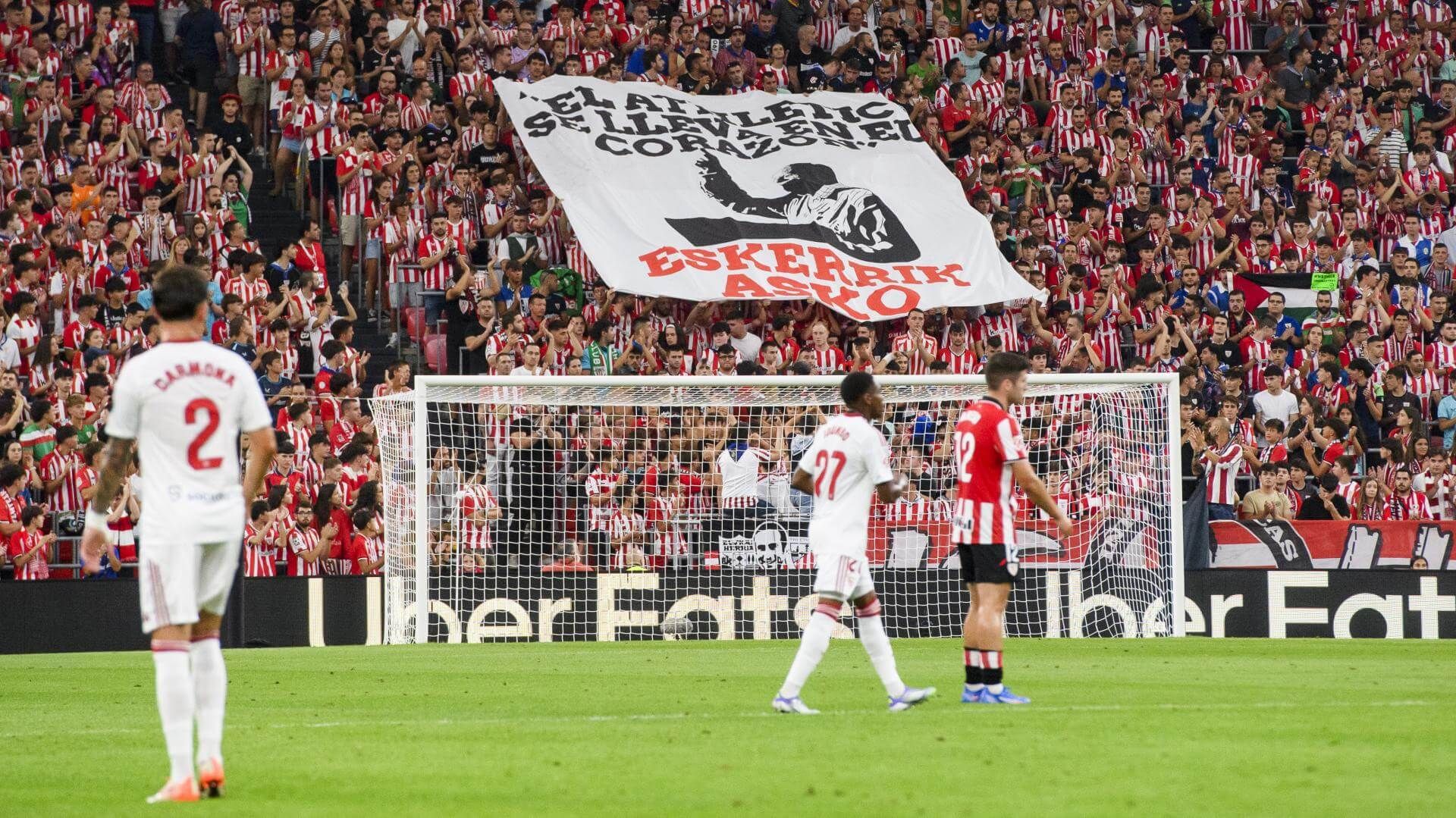  Homenaje a Juan Antonio Virumbrales ante el Sevilla en San Mamés.