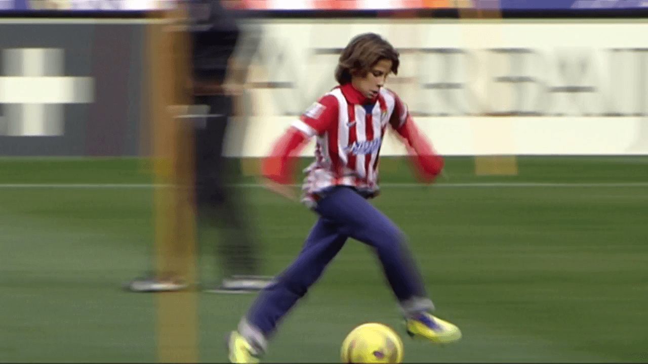 Giuliano Simeone de niño con la camiseta del Atlético de Madrid