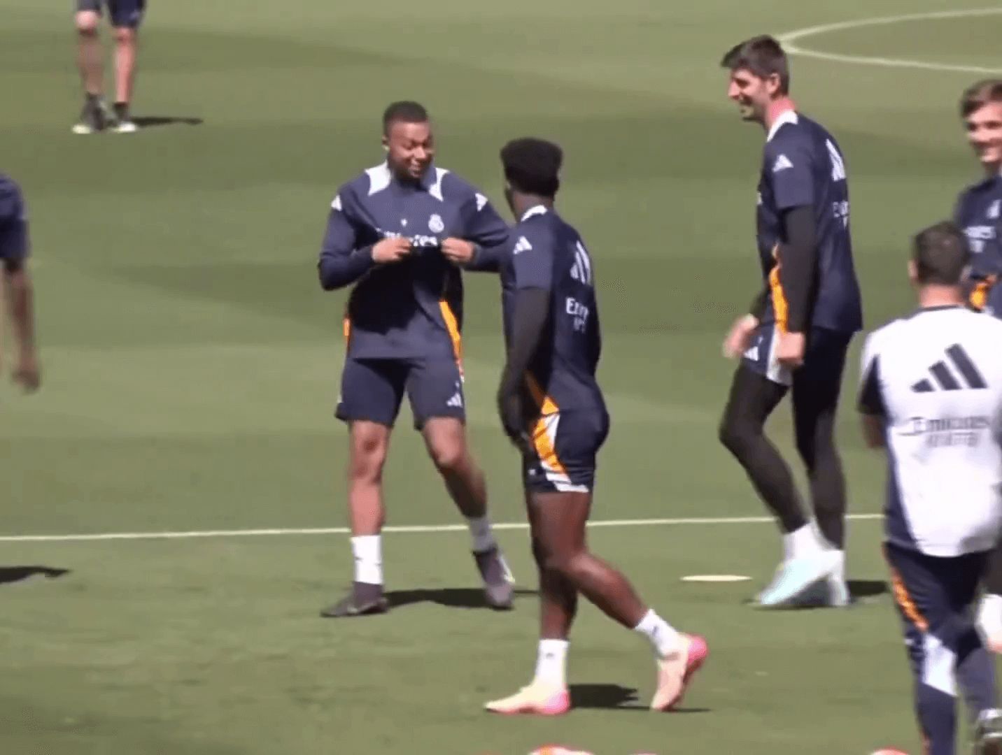  Kylian Mbappé vacilando a Tchouaméni (Redes sociales)