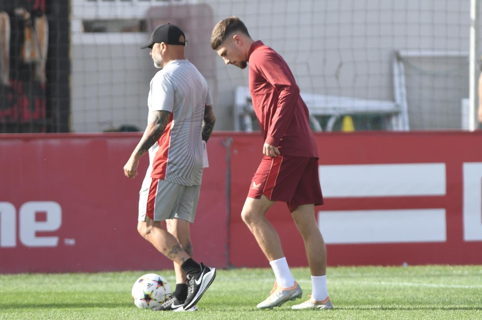  Sampaoli y Carmona, en un entrenamiento de la 2022/23.