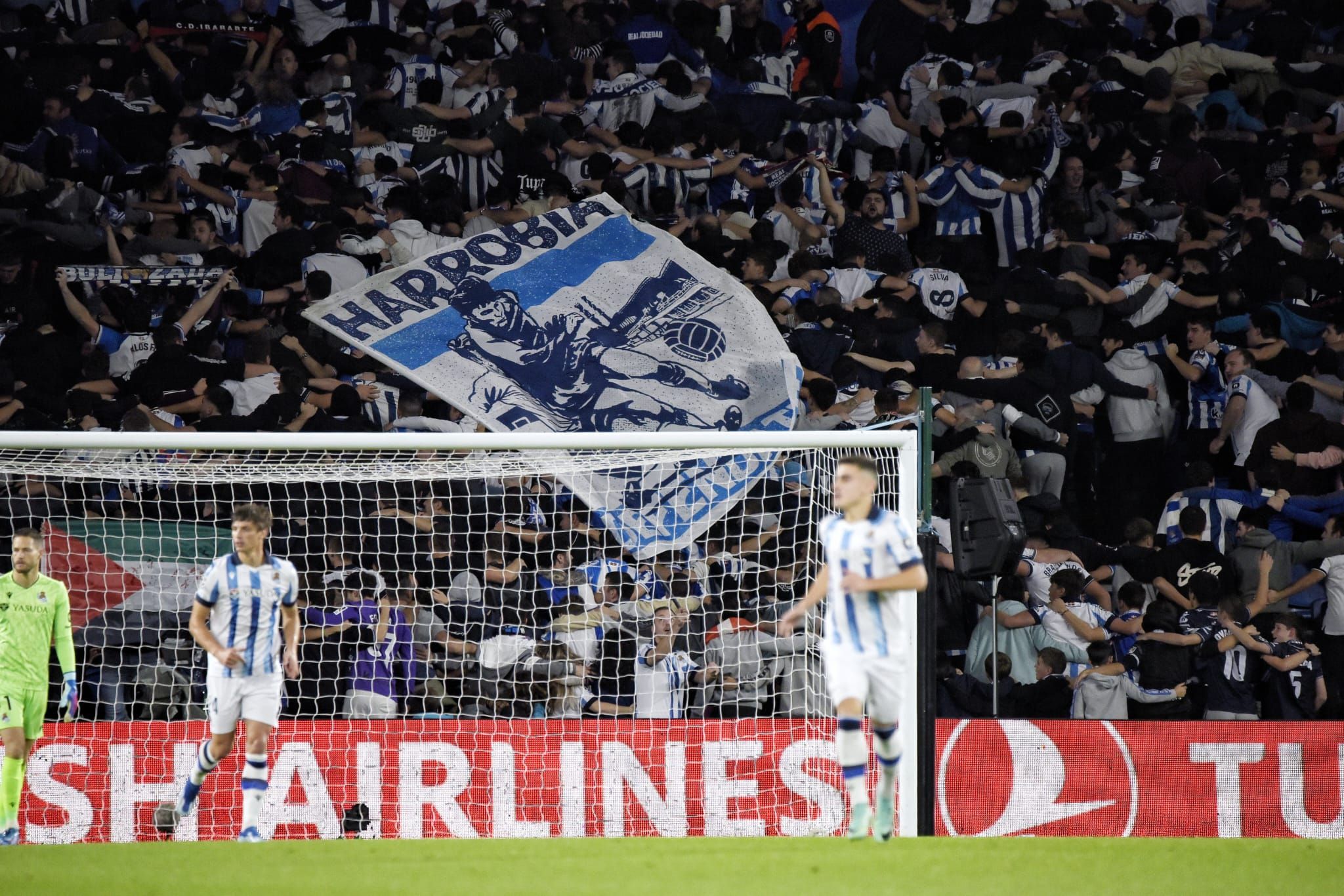 La afición de la Real disfruta con el partidazo del equipo ante el Benfica (Foto: Giovanni Batista