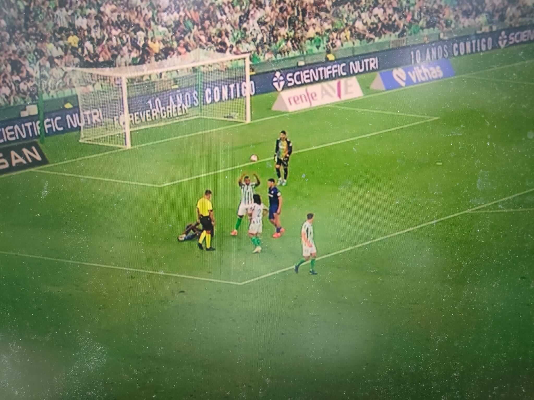  Uche pide penalti y Natan responde con picardía