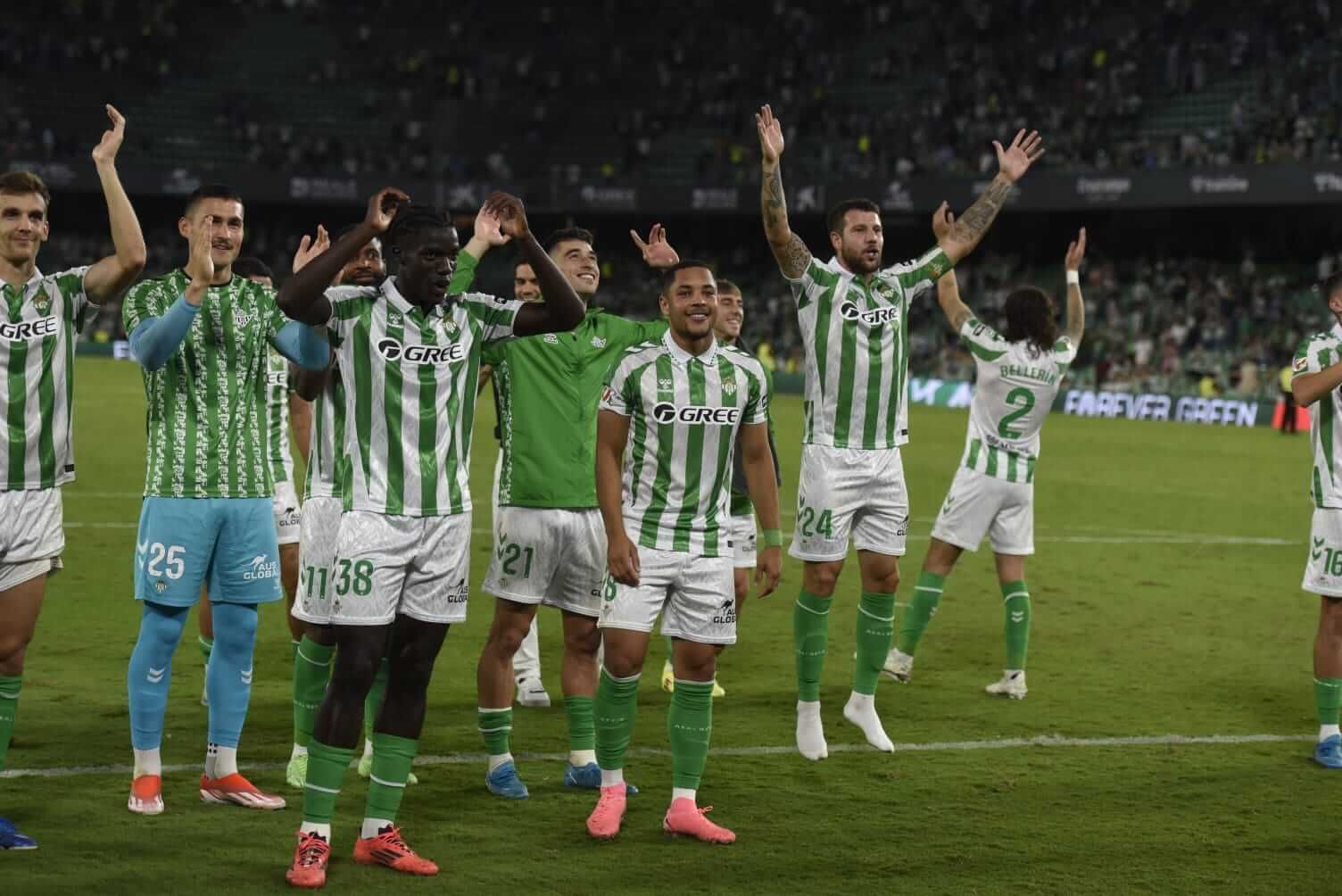  Los jugadores del Betis, celebrando el triunfo con su afición.