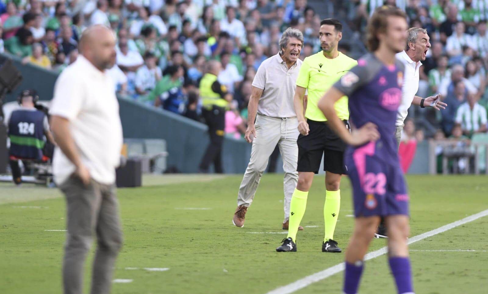  Pellegrini, reclamando la atención de Lo Celso.