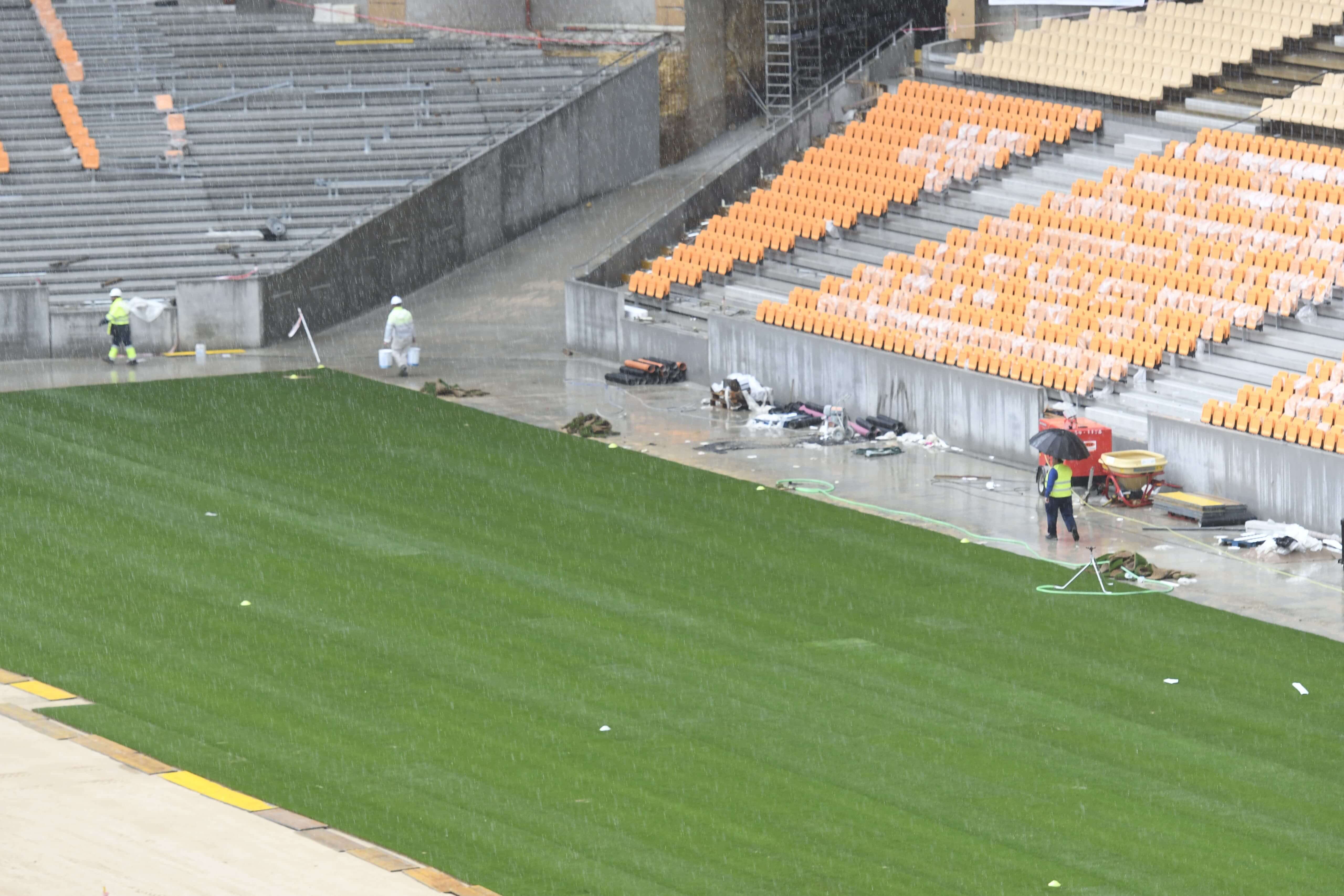  Los operarios colocan el césped en La Cartuja (ElDesmarque)